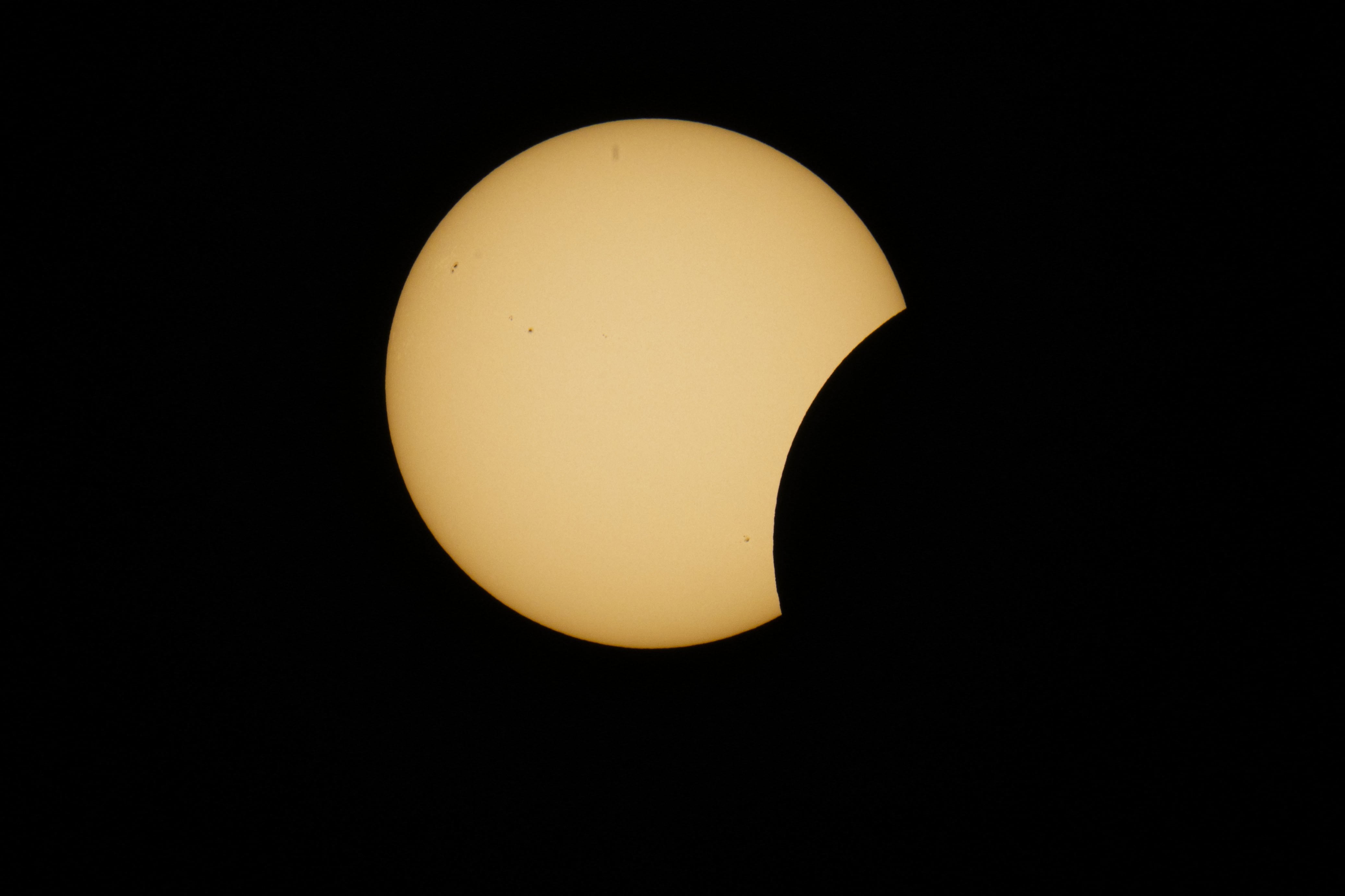 El eclipse solar parcial comenzó a observarse en Hemiksem, Bélgica, este miércoles 12 de agosto. En esta localidad, la Luna cubrirá cerca del 90% del Sol durante el punto máximo del fenómeno.