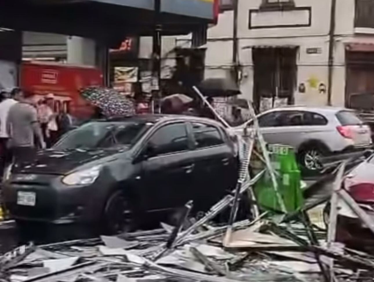 Vidrios y trozos de metal cayeron sobre vehículos en el centro de San José.