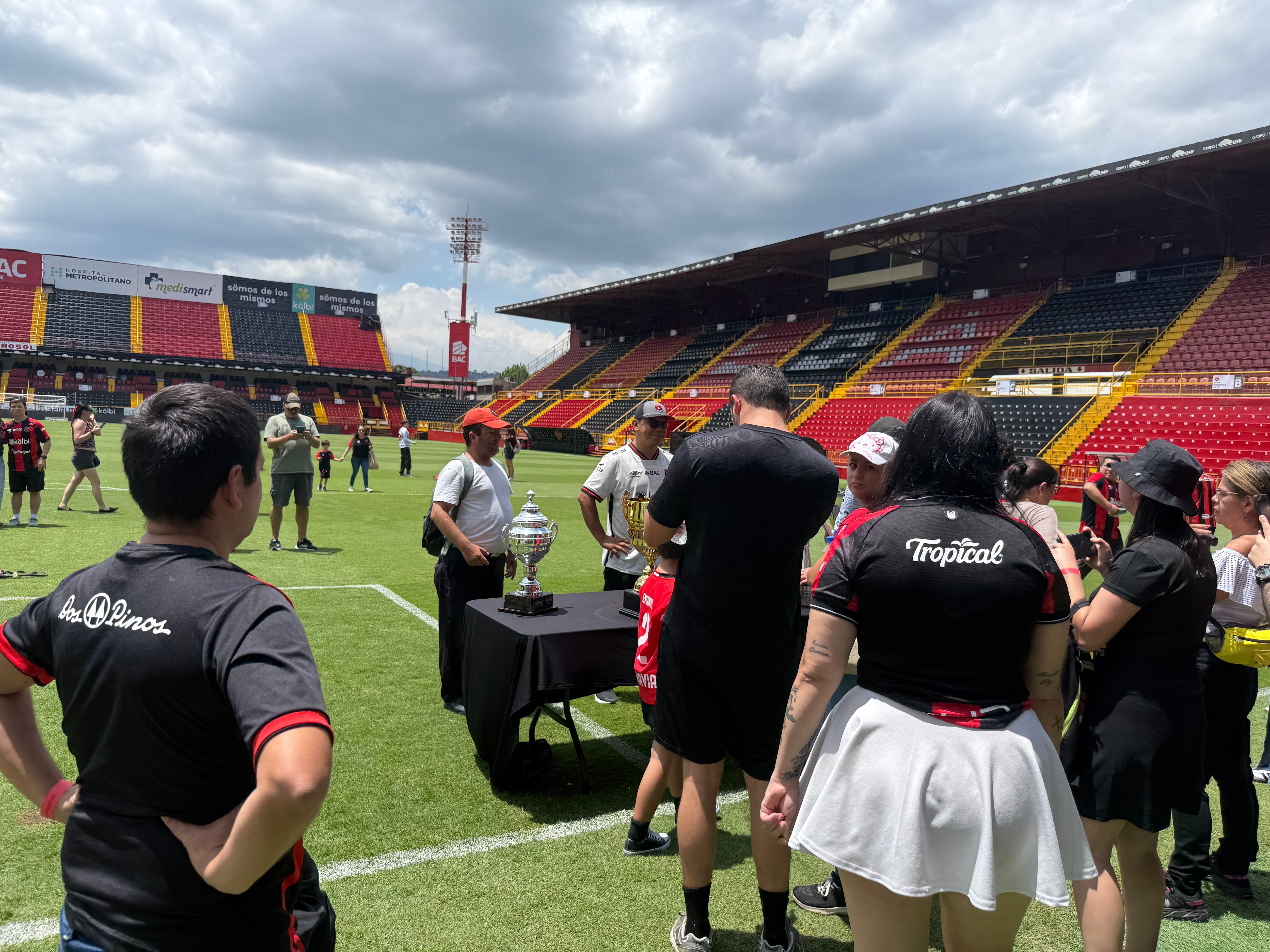 Los aficionados también pueden ingresar a la cancha del Estadio Alejandro Morera Soto.