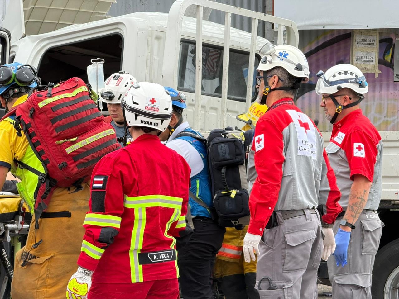El choque entre un camión y una motocicleta terminó con el impacto del vehículo pesado contra un poste del tendido eléctrico en Guadalupe.
