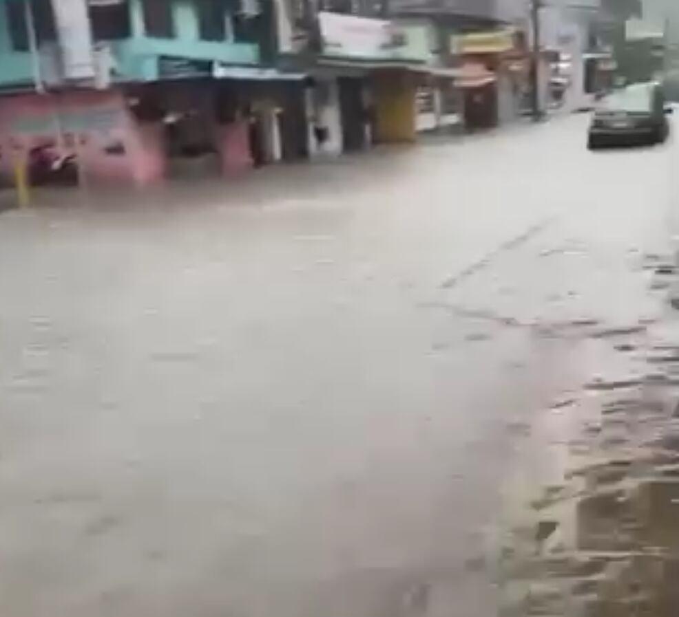 El agua corrió por céntricas calles de Quepos pero no fue necesario movilizar personas a albergues. Foto: Cortesía: Noticias de Parrita.