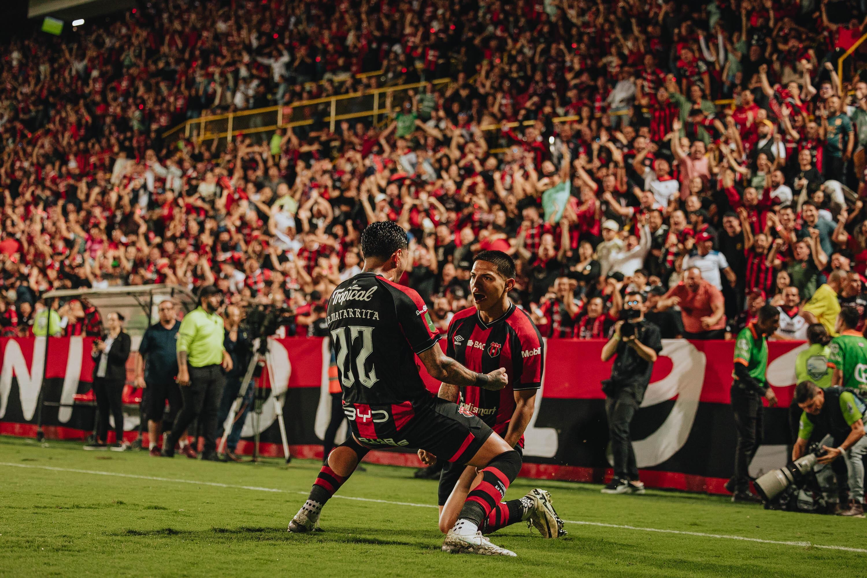 Alejandro Bran y Rónald Matarrita festejan la anotación con la que Liga Deportiva Alajuelense avanzó a la gran final contra Herediano.