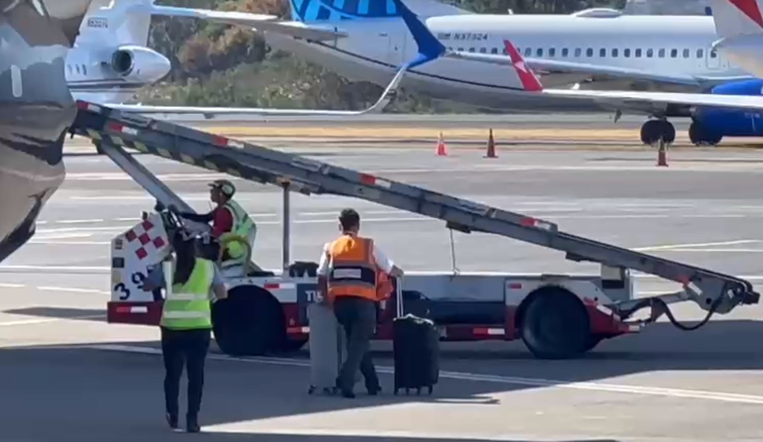 Luis Amador Jiménez, exministro del MOPT, aborda avión de Air Canadá para viajar a Montreal a autoexilio. Captura pantalla