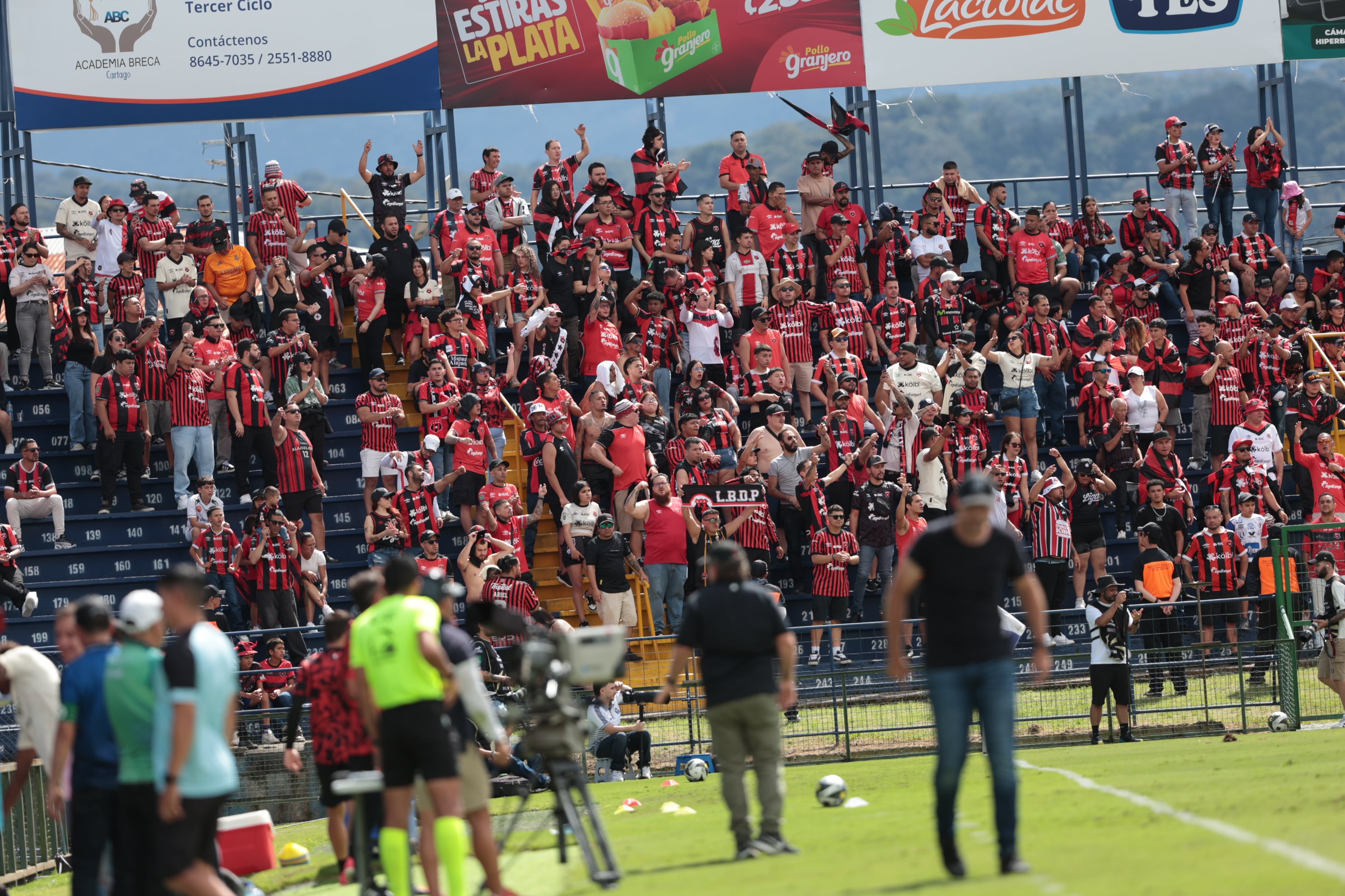 30/11/2025/ Juego entre Club Sport Cartagines vs Liga Deportiva Alajuelense por la fecha 17 del torneo apertura de l Liga Promerica en el estadio Fello Meza / foto John Durán