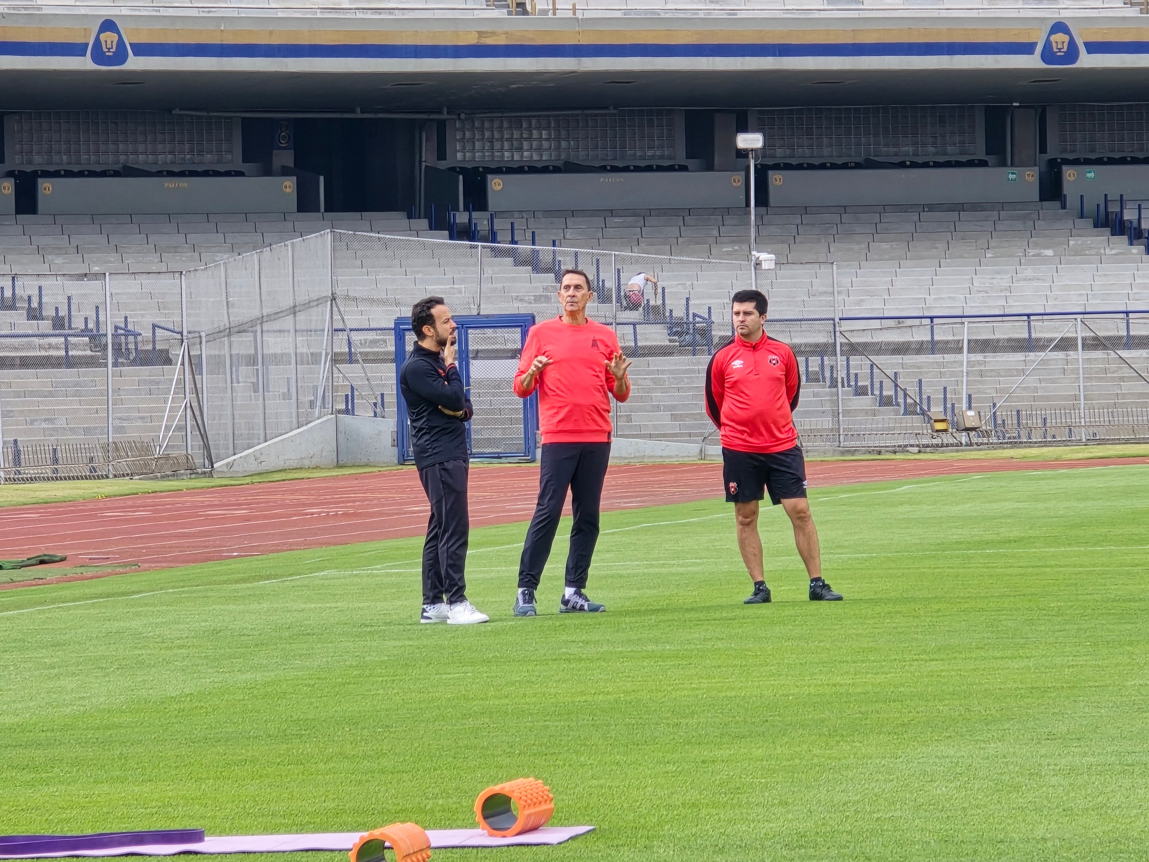 Alexandre Guimaraes sostuvo un diálogo con Javier Santamaría y José Luis Arenas previo a la última práctica de Liga Deportiva Alajuelense antes del partido contra Pumas en México.