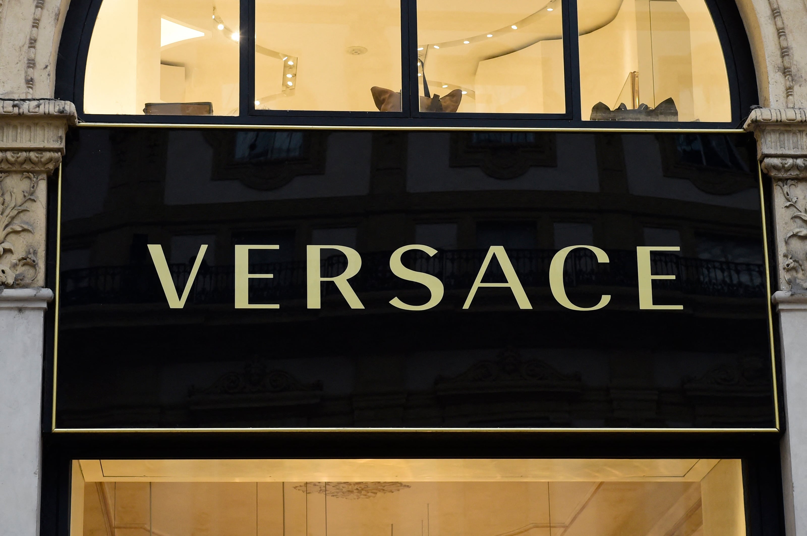 Una imagen muestra el logotipo de la firma de moda italiana Versace el 4 de diciembre de 2017, en la Galería Vittorio Emanuele II de Milán. (Foto de Miguel Medina / AFP)