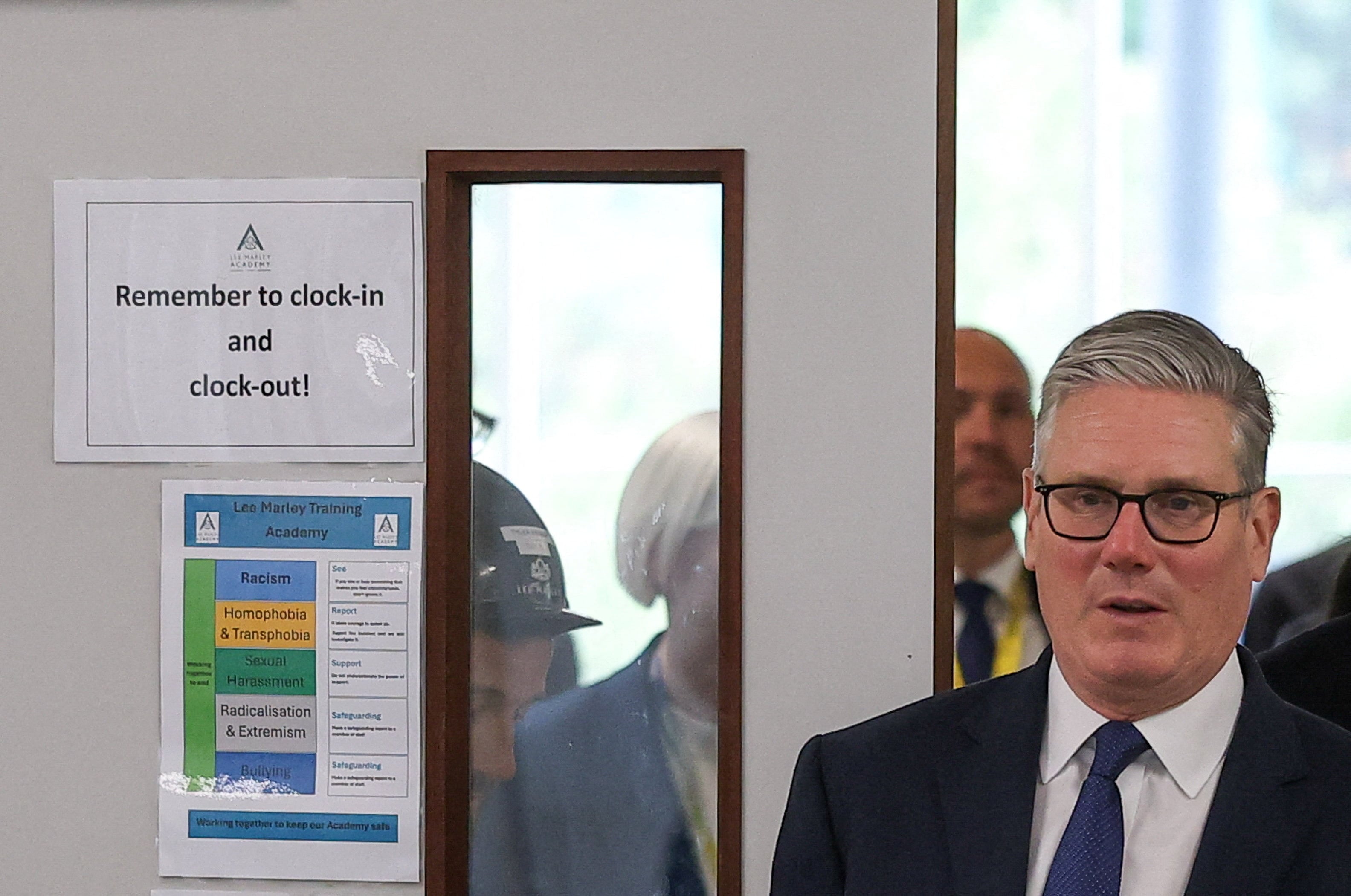 El primer ministro británico, Keir Starmer, se reunió con aprendices de construcción durante una visita al London South Bank Technical College en Londres