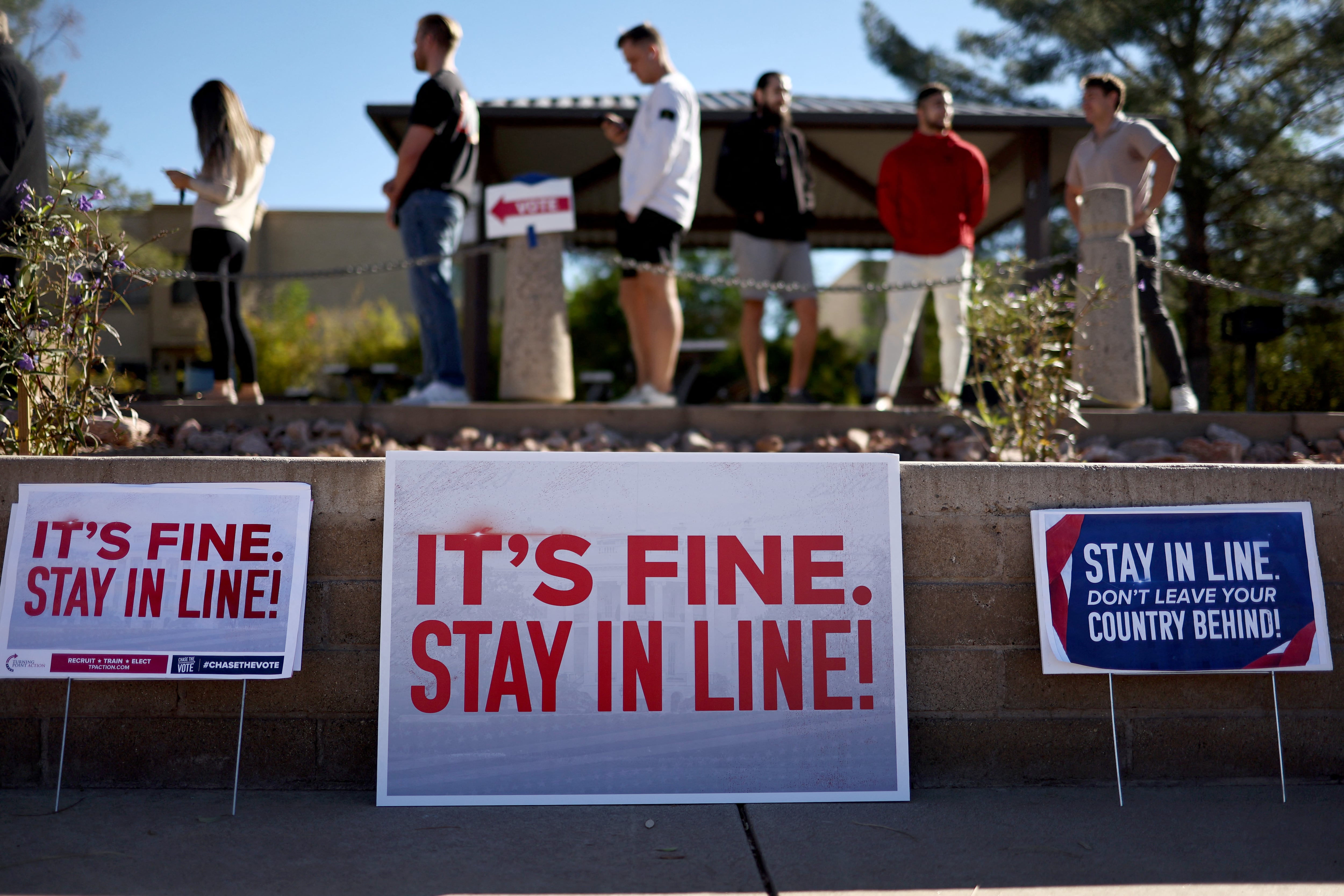 Los votantes esperan en fila para emitir su voto en un lugar de votación el 5 de noviembre de 2024 en Scottsdale, Arizona.