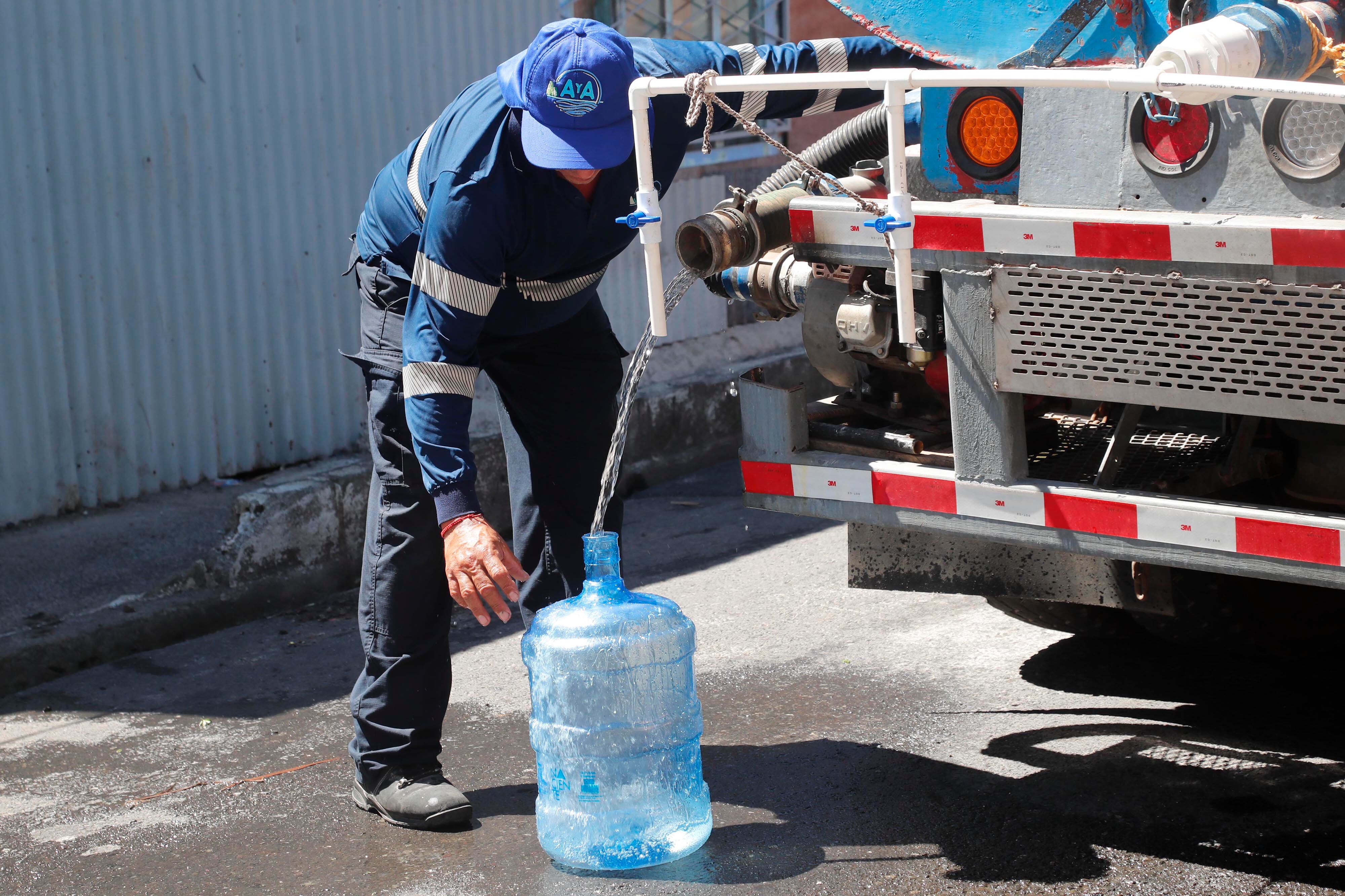 0/01/2024 Cinco Esquinas de Tibás, barrio San Gabriel Sur. Un camión cisterna contratado por Acueductos y Alcantarillados (AyA) repartió agua potable este martes por la mañana. Hombres, mujeres y niños de todas las edades se acercaron botellas, bidones, tarros y ollas para recoger agua ante la crisis que se vive por la contaminación del líquido con algún hidrocarburo hasta ahora desconocido. Foto: Rafael Pacheco Granados