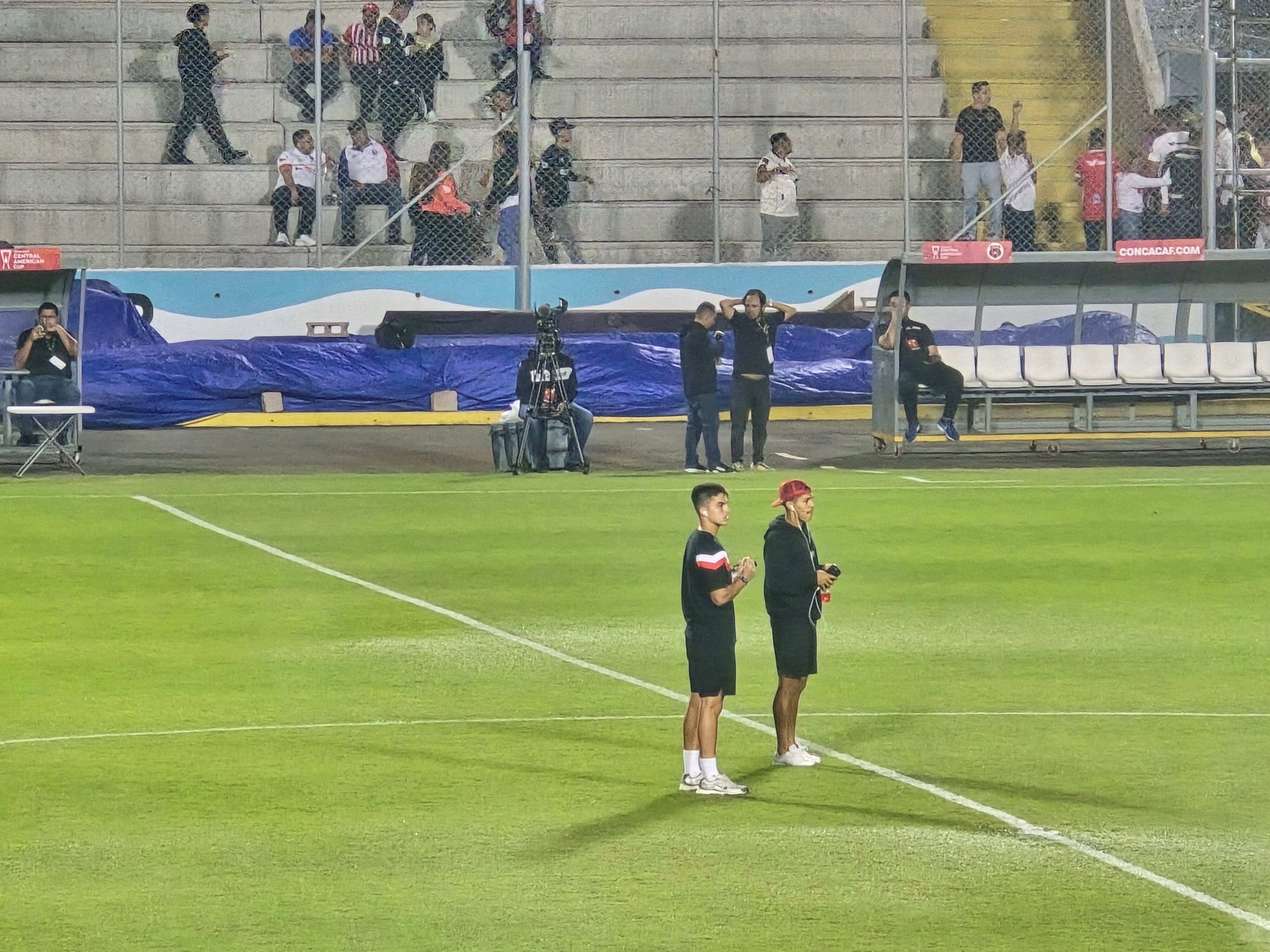 Liga Deportiva Alajuelense llegó al Estadio "Chelato" Uclés y algunos jugadores salieron a caminar por la gramilla híbrida, antes del partido decisivo contra Olimpia, en la semifinal de la Copa Centroamericana de Concacaf.
