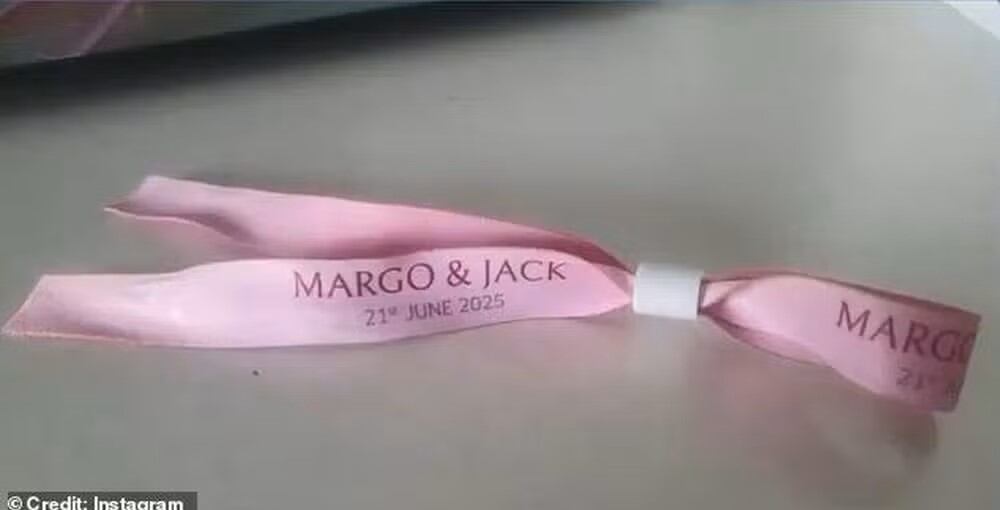 Cada asistente recibió una pulsera con los nombres “Margo y Jack”.