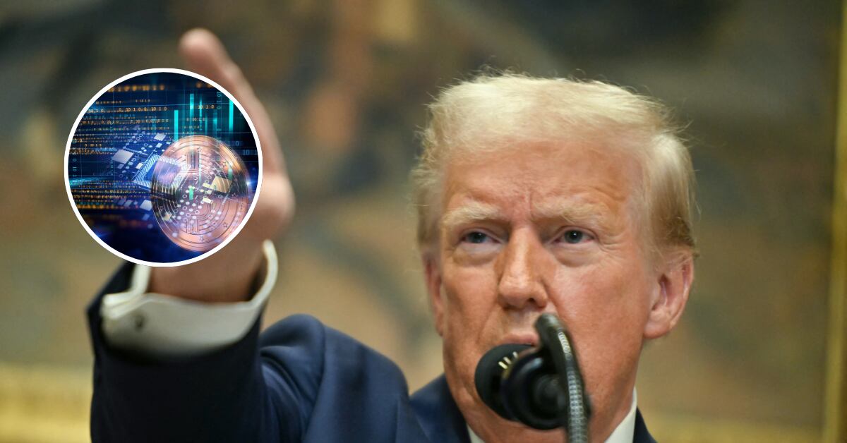 Donald Trump gesticulando durante un discurso; sobreimpresión de un gráfico digital que representa tecnología blockchain y criptomonedas.