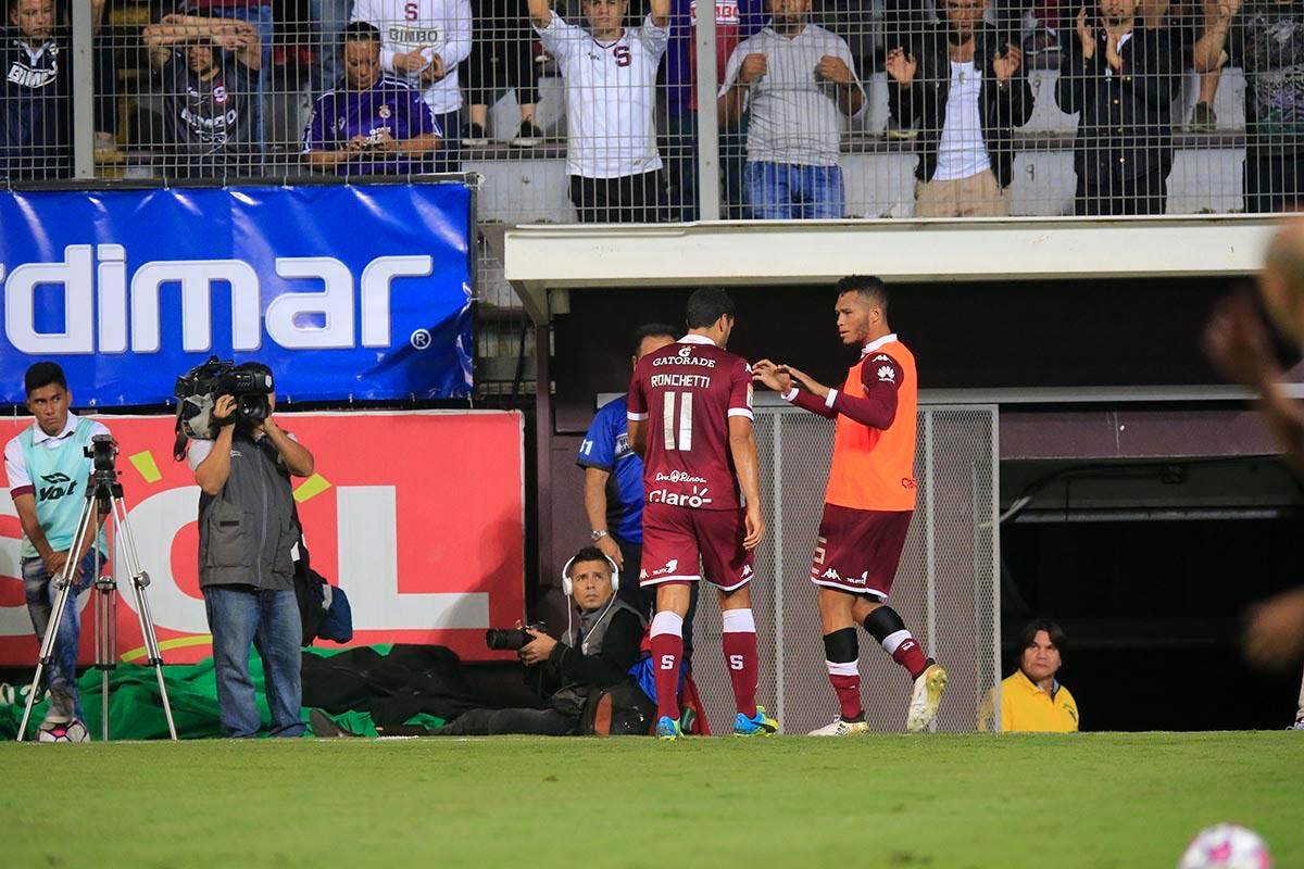 El delantero uruguayo Fabrizio Ronchetti (11) salió por lesión el pasado sábado en el clásico nacional. Lo acompaña su compañero, el atacante panameño Rolando Blackburn.