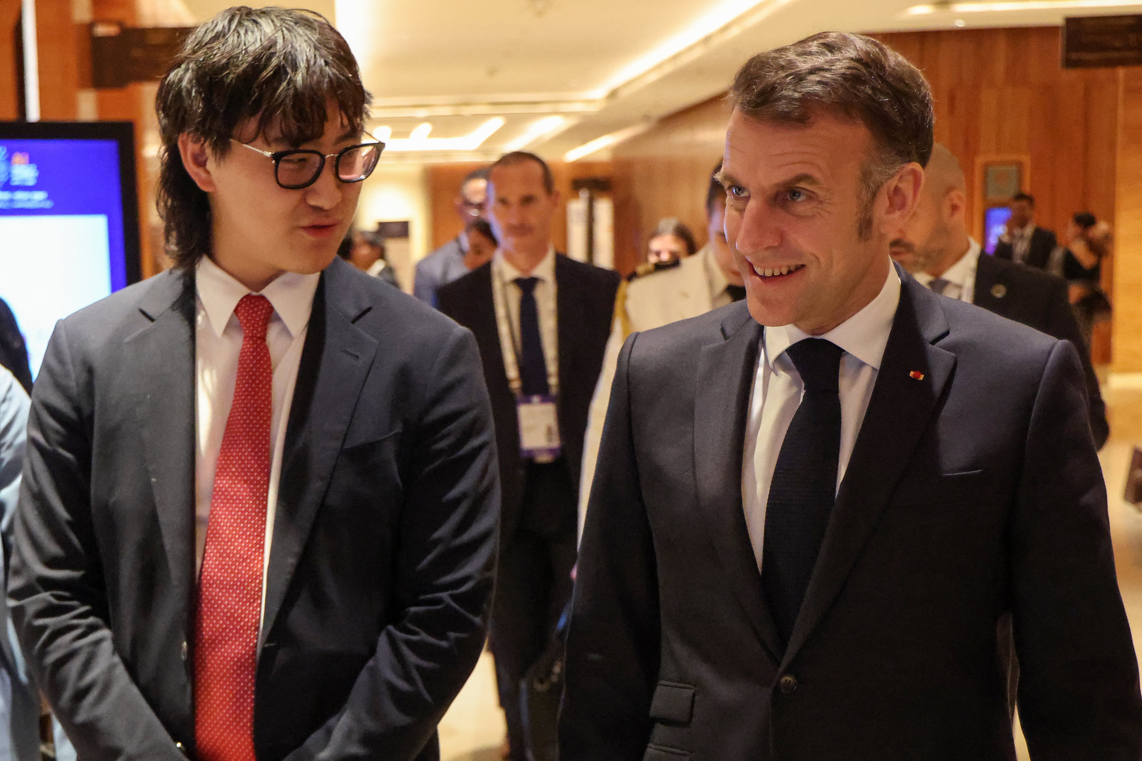 El presidente de Francia, Emmanuel Macron (derecha), camina con el director de inteligencia artificial de Meta, Alexandr Wang, durante una reunión al margen de la Cumbre de Impacto de IA en Nueva Delhi el 19 de febrero de 2026.