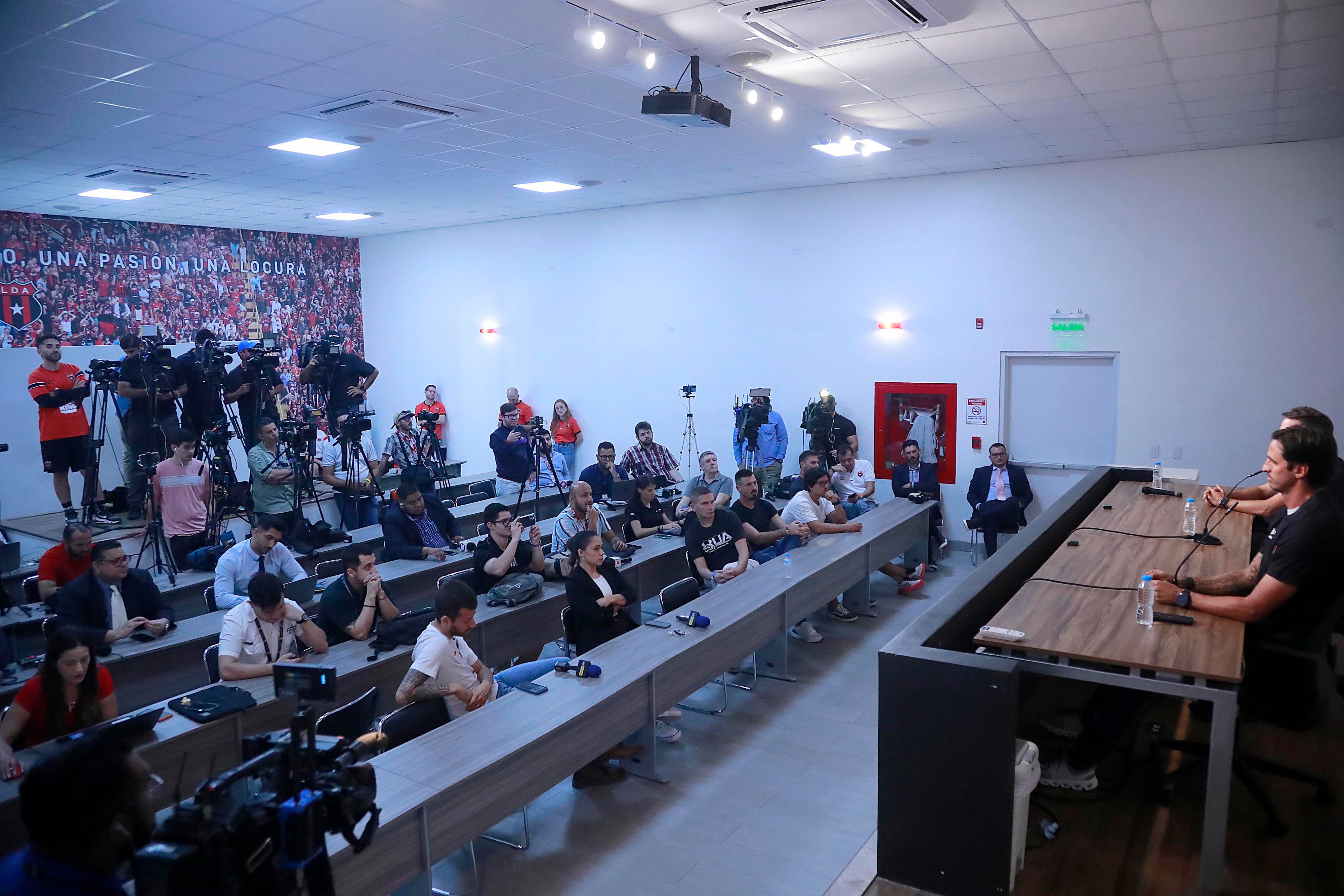 12/03/2024 Turrucares. Este martes fue presentado Alexandre Borges Guimaraes como nuevo director técnico de Liga Deportiva Alajuelense, en las instalaciones del Centro de Alto Rendimiento (CAR). A Guima lo acompañarán dos brasileños y Bryan Ruiz, quienes fueron presentados por el gerente deportivo, Javier Santamaría. Foto: Rafael Pacheco Granados