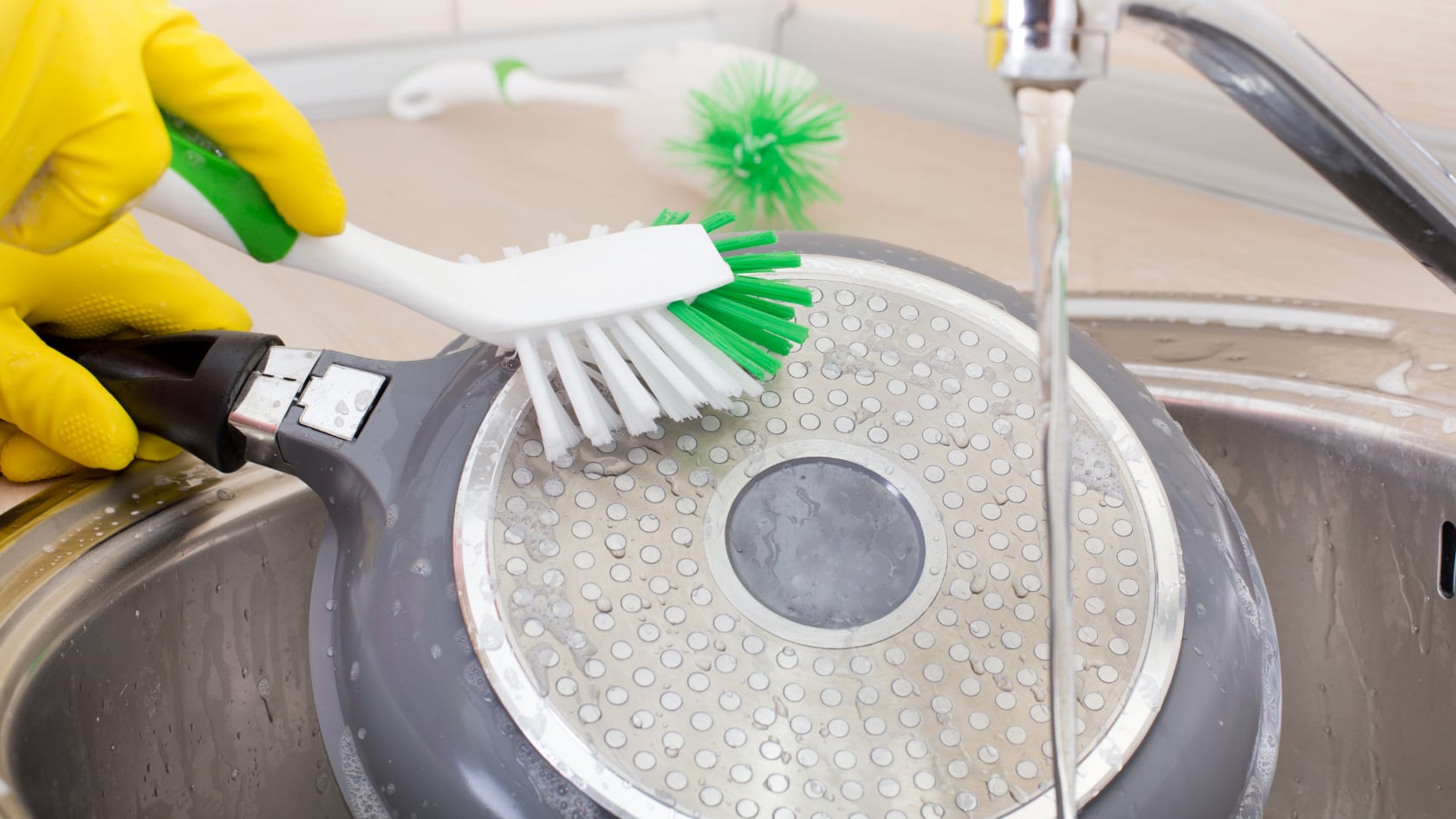 Técnicas simples con bicarbonato, vinagre y limón ayudan a limpiar ollas y sartenes sin rayarlas y a mantenerlas en buen estado por más tiempo.