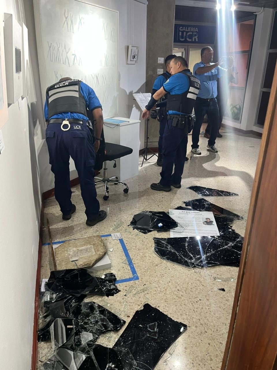 Vidrios quebrados. En el fondo, tomando fotos, Pedro Navarro, director de Servicios Generales.