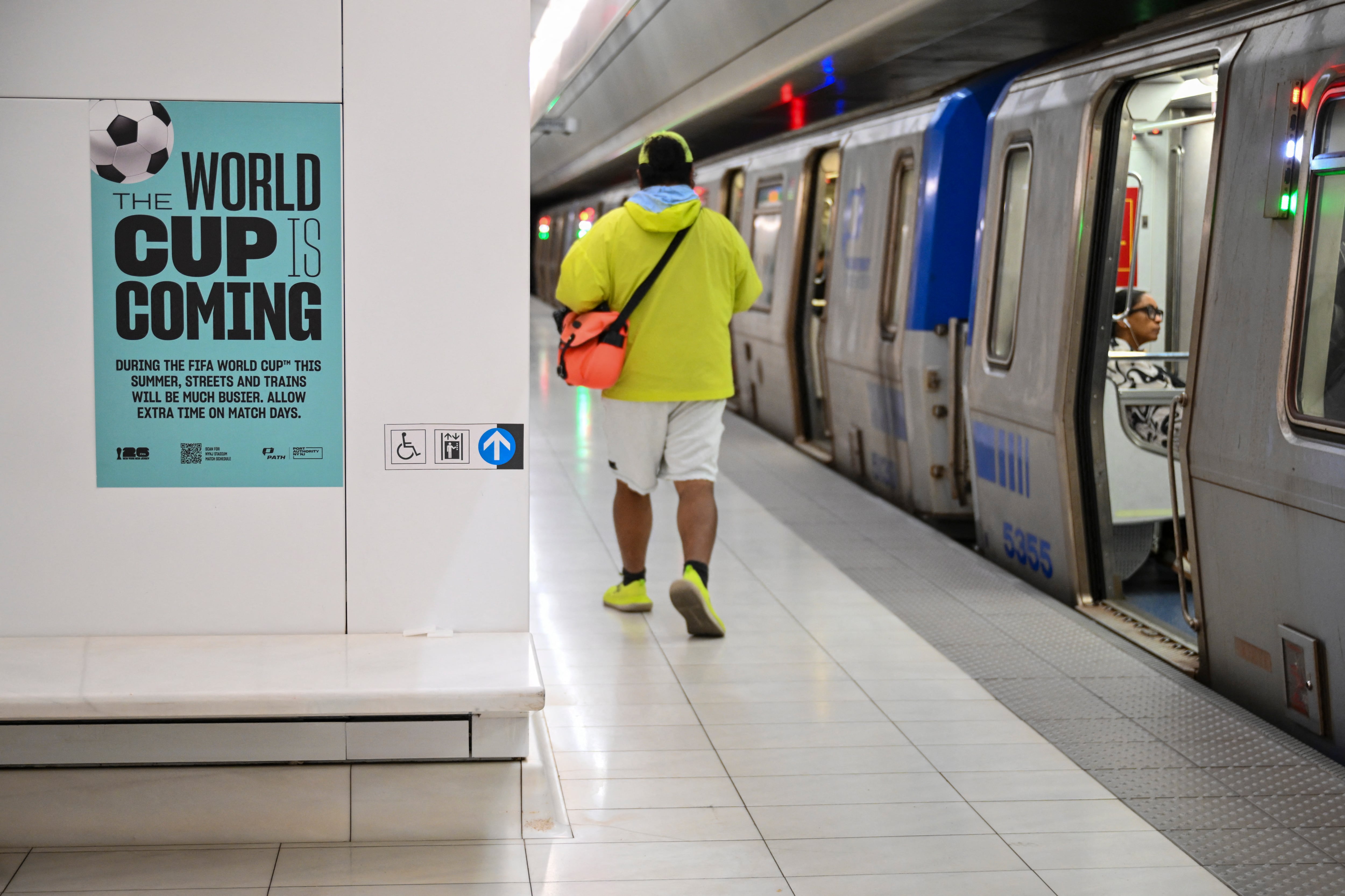 Este cartel promociona el Mundial 2026 en la parada del metro del World Trade Center en Nueva York.