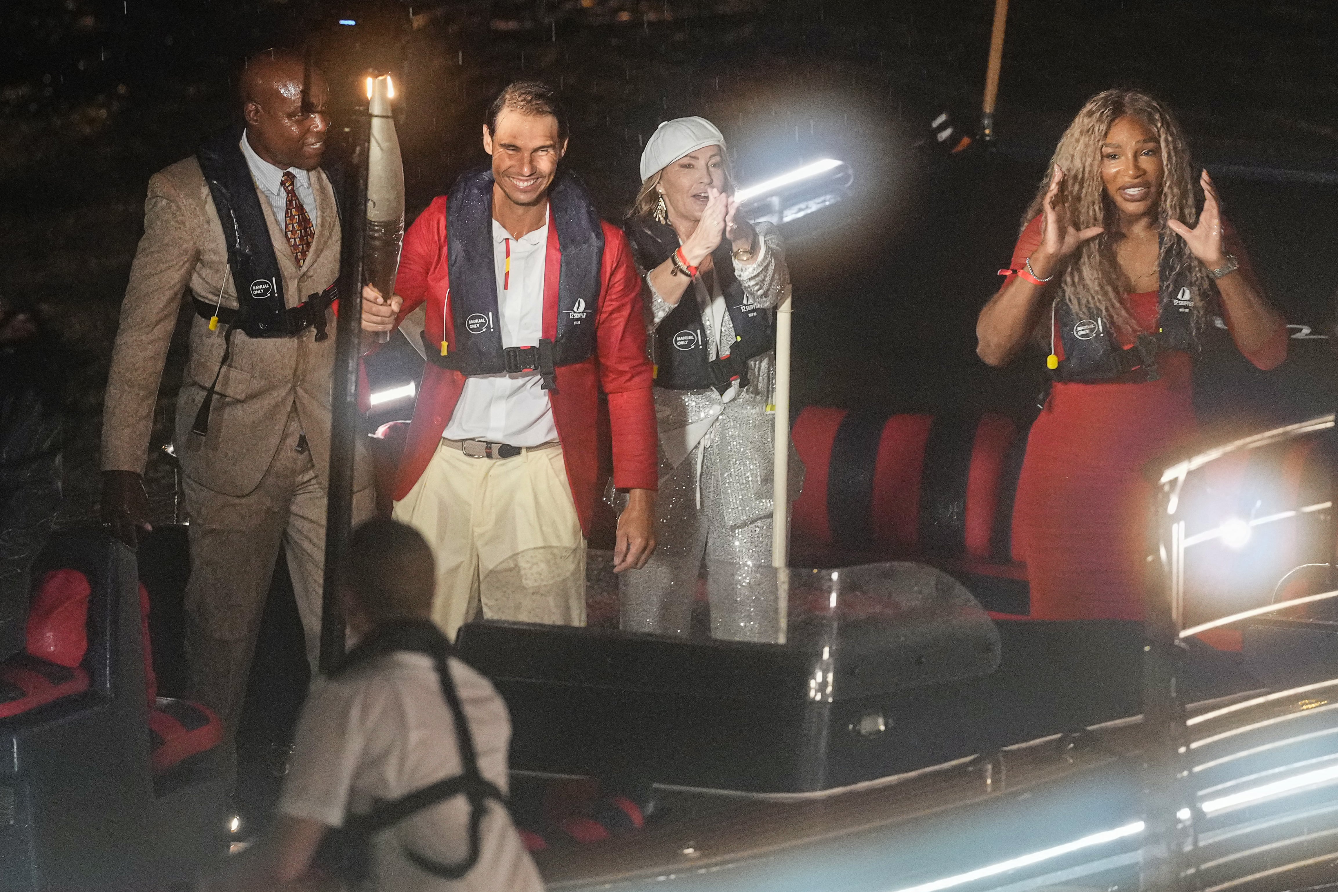 El exatleta estadounidense Carl Lewis, el tenista español Rafael Nadal, la exgimnasta rumana Nadia Comaneci y la tenista estadounidense Serena Williams llevan la antorcha olímpica durante la ceremonia de apertura de los Juegos Olímpicos de París 2024.