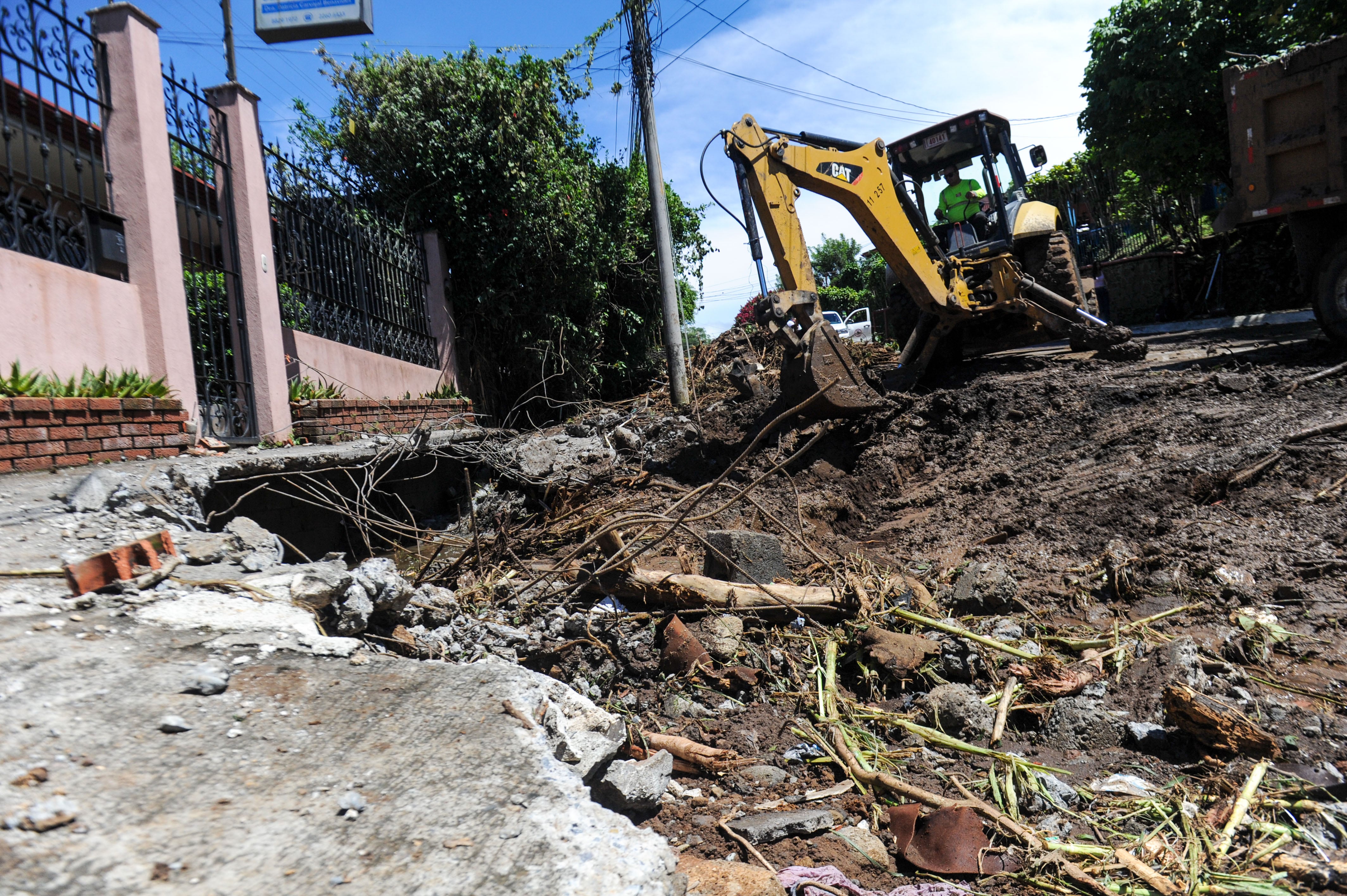 19/10/2026 Inundaciones, Las Crucitas, Puente Bermudez carretera a San Isidro de Heredia, afuéras de la vivienda de la familia Jimenez, vecinos y personal de la Municipalidad realiza limpieza de la zona afectada. Fotografía: Marvin Caravaca.