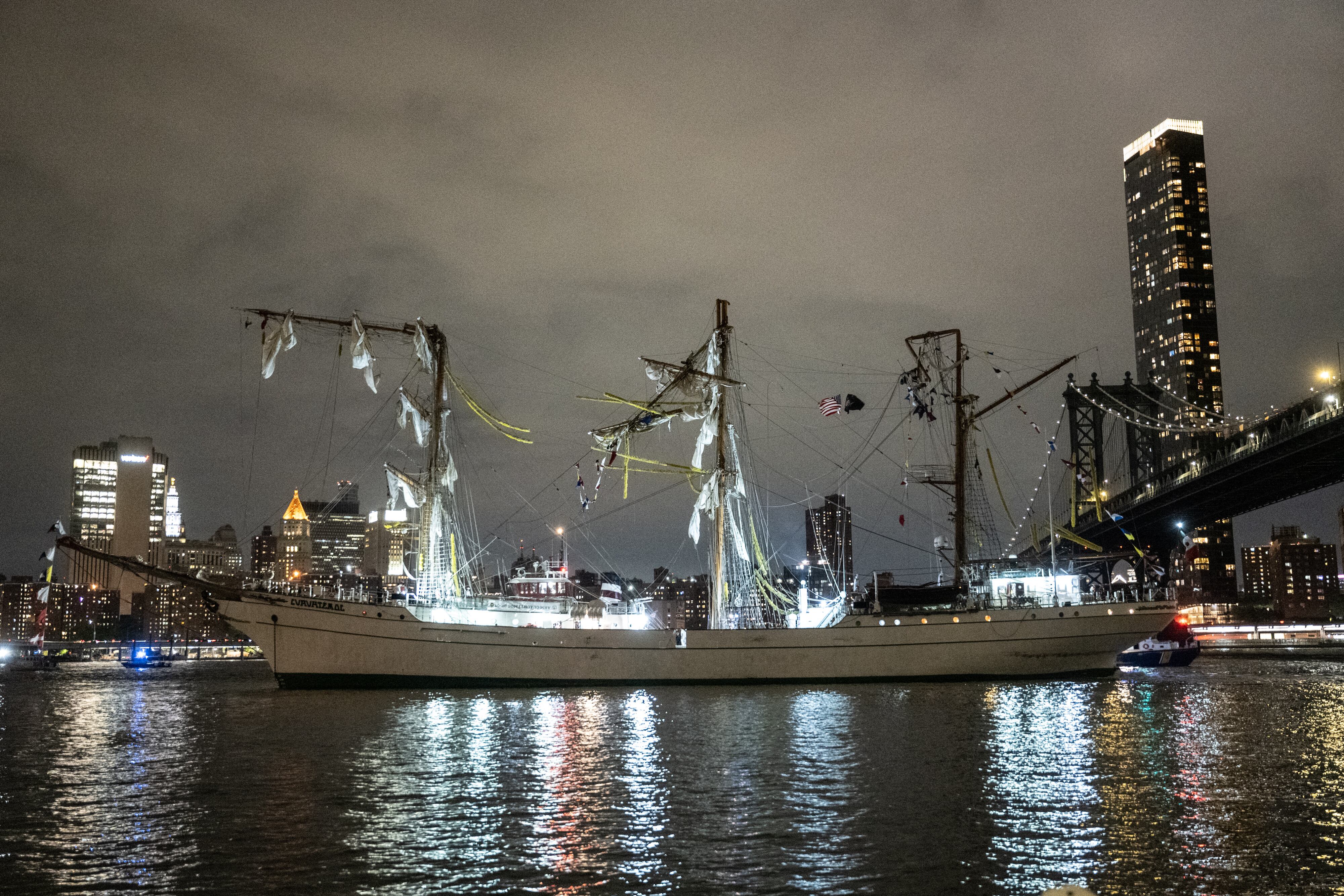 NEW YORK, NEW YORK - MAY 17: A disabled Mexican Navy tall ship floats between the Brooklyn and the Manhattan bridges on the East River on May 17, 2025 in New York City. The ship reportedly struck the Brooklyn Bridge as it was traveling north. Stephanie Keith/Getty Images/AFP (Photo by STEPHANIE KEITH / GETTY IMAGES NORTH AMERICA / Getty Images via AFP)