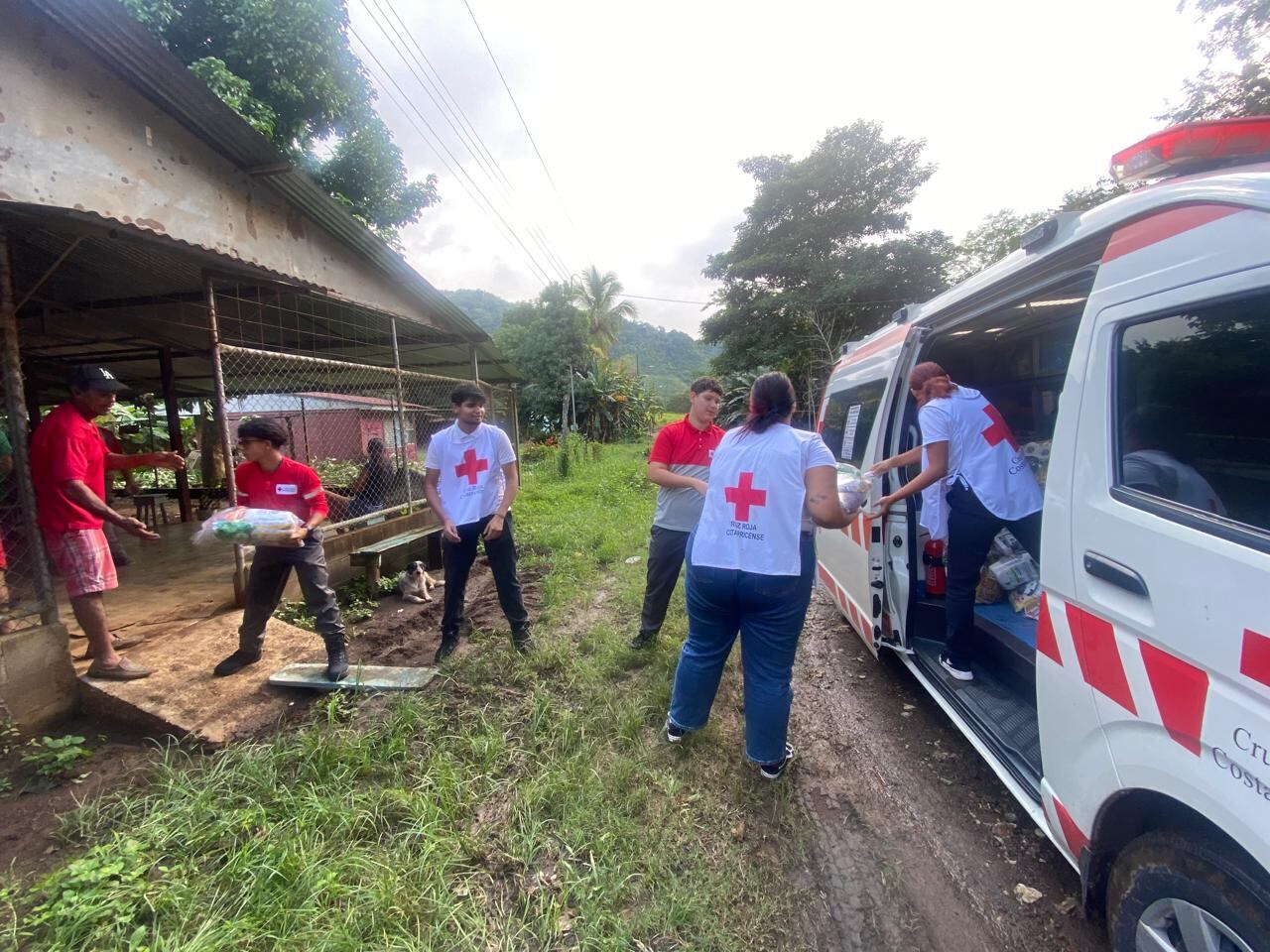 La Cruz Roja entregó diarios y agua en otras localidades afectadas en Puntarenas, tales como Bellavista de El Roble, La Montaña de Coyolito y Manzanillo. Foto: Cruz Roja.