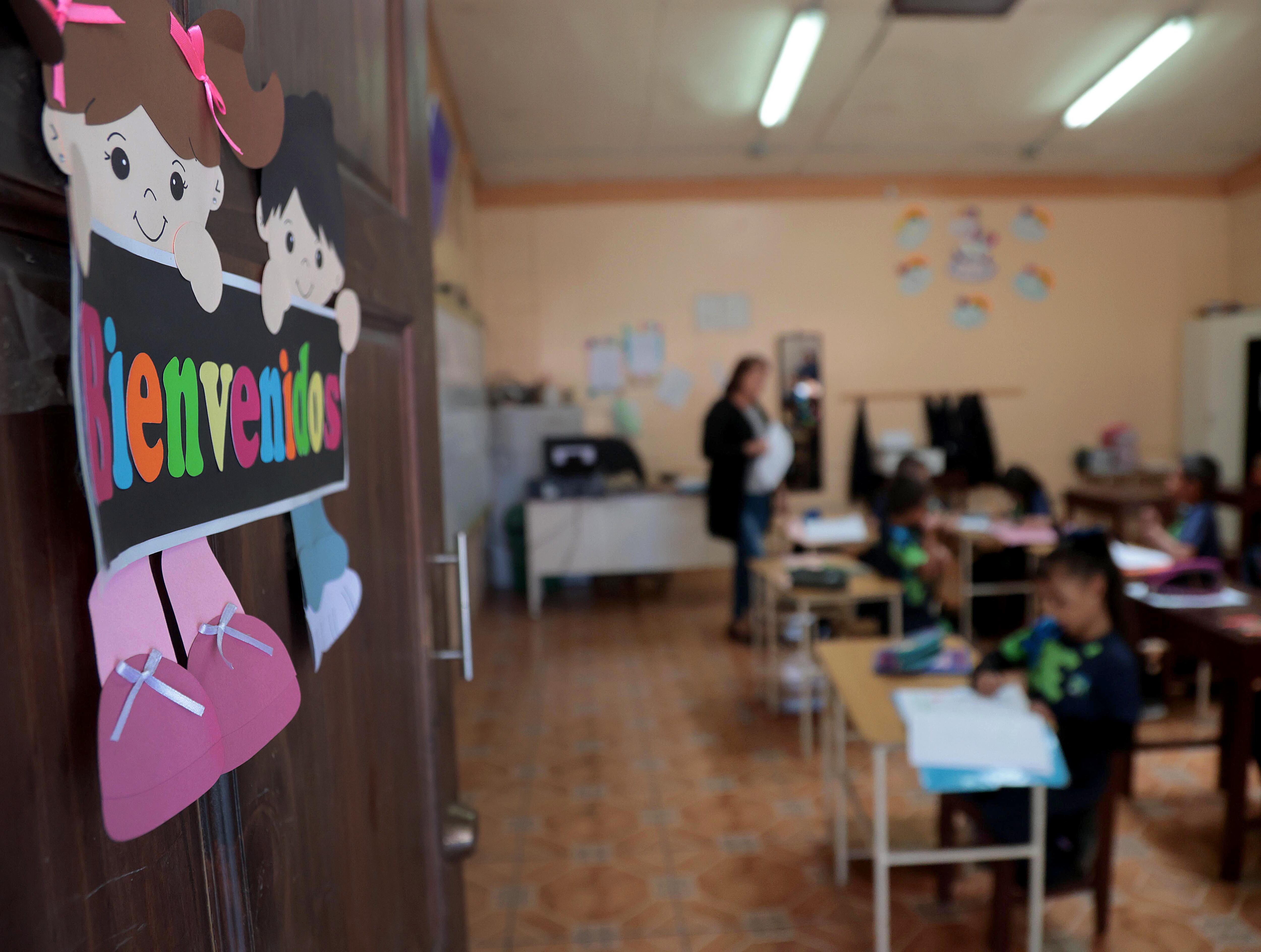 18/04/2024 San Juan de Chicuá. Fotografías conceptuales de maestros y estudiantes escolares en la Escuela Emilio Robert Brouca. Foto: Rafael Pacheco Granados