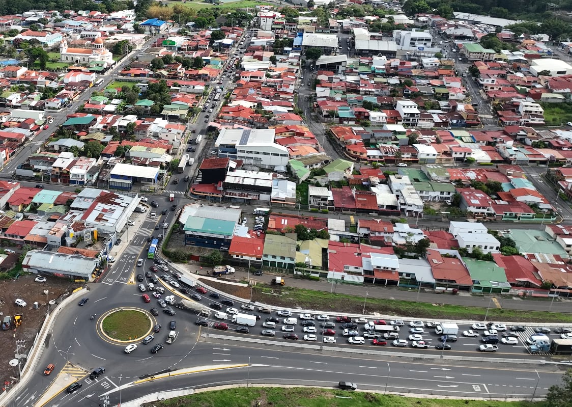 Estudio técnico señala colas de más de un kilómetro, fallas en señalización y riesgos para peatones en esta intersección clave de Curridabat.