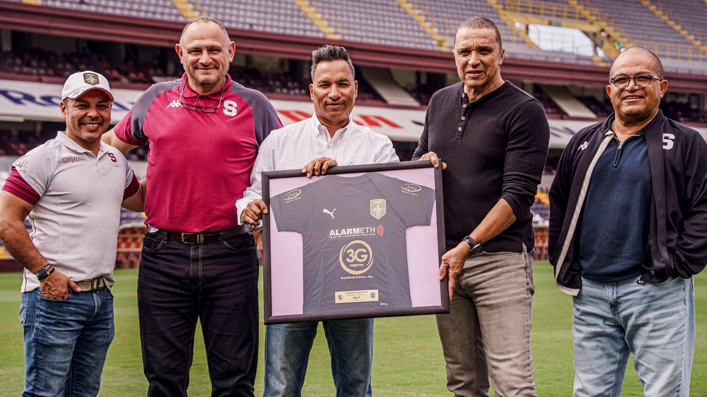 La dirigencia de Saprissa con dirigentes de academia de futbol de Panama