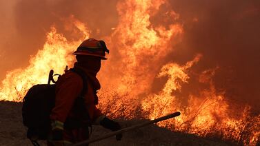 Miles de evacuados en California por incendio forestal
