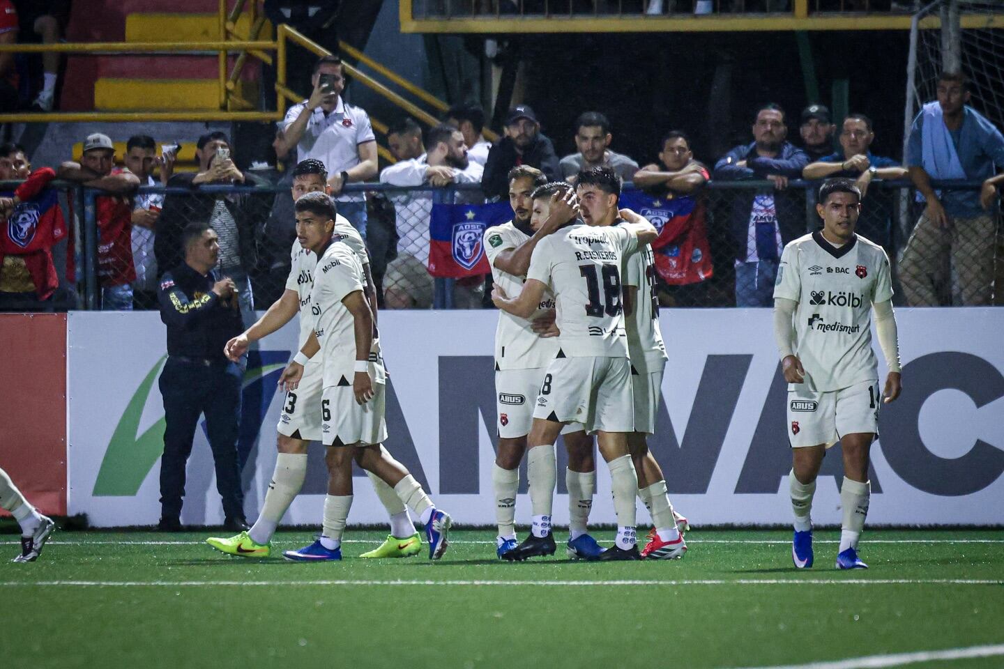 Celso Borges convirtió un gol importante para Liga Deportiva Alajuelense en su visita a San Carlos.