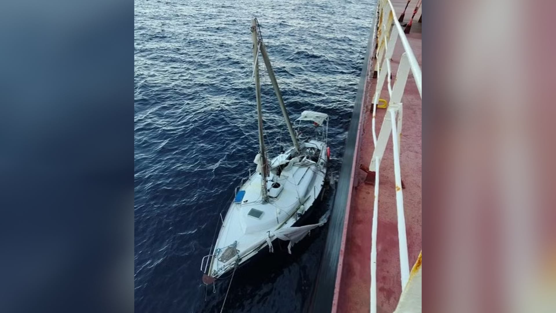 Un avión de Frontex detectó al navegante cuando hacía señales de auxilio y un carguero lo trasladará a Algeciras.