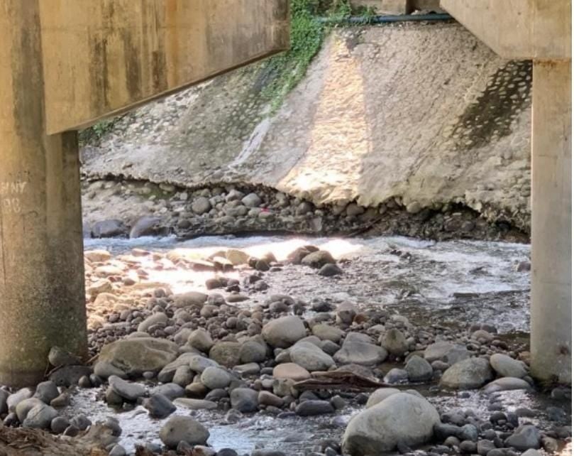 Según el informe la socavación en esta zona del puente sobre el río Dos Novillos empeoró y al momento de la inspección no se habían ejecutado acciones correctivas. Foto: Lanamme.