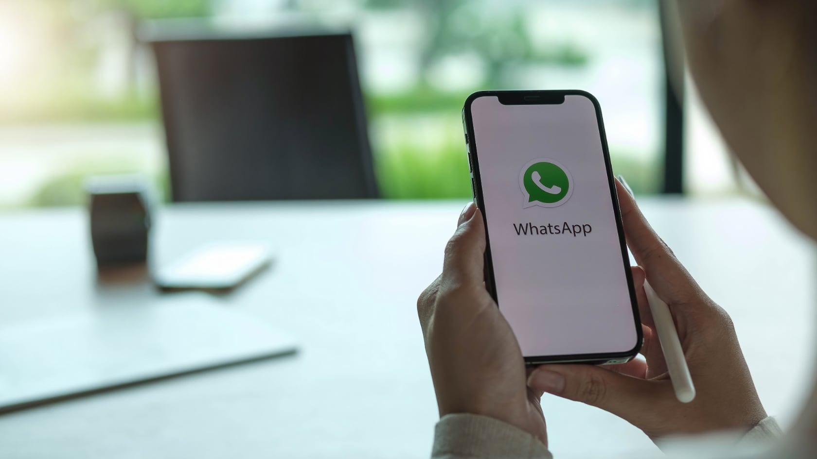 WhatsApp permite recuperar mensajes eliminados solo si hay respaldo previo; siga estos pasos para restaurarlos en Android o iPhone.