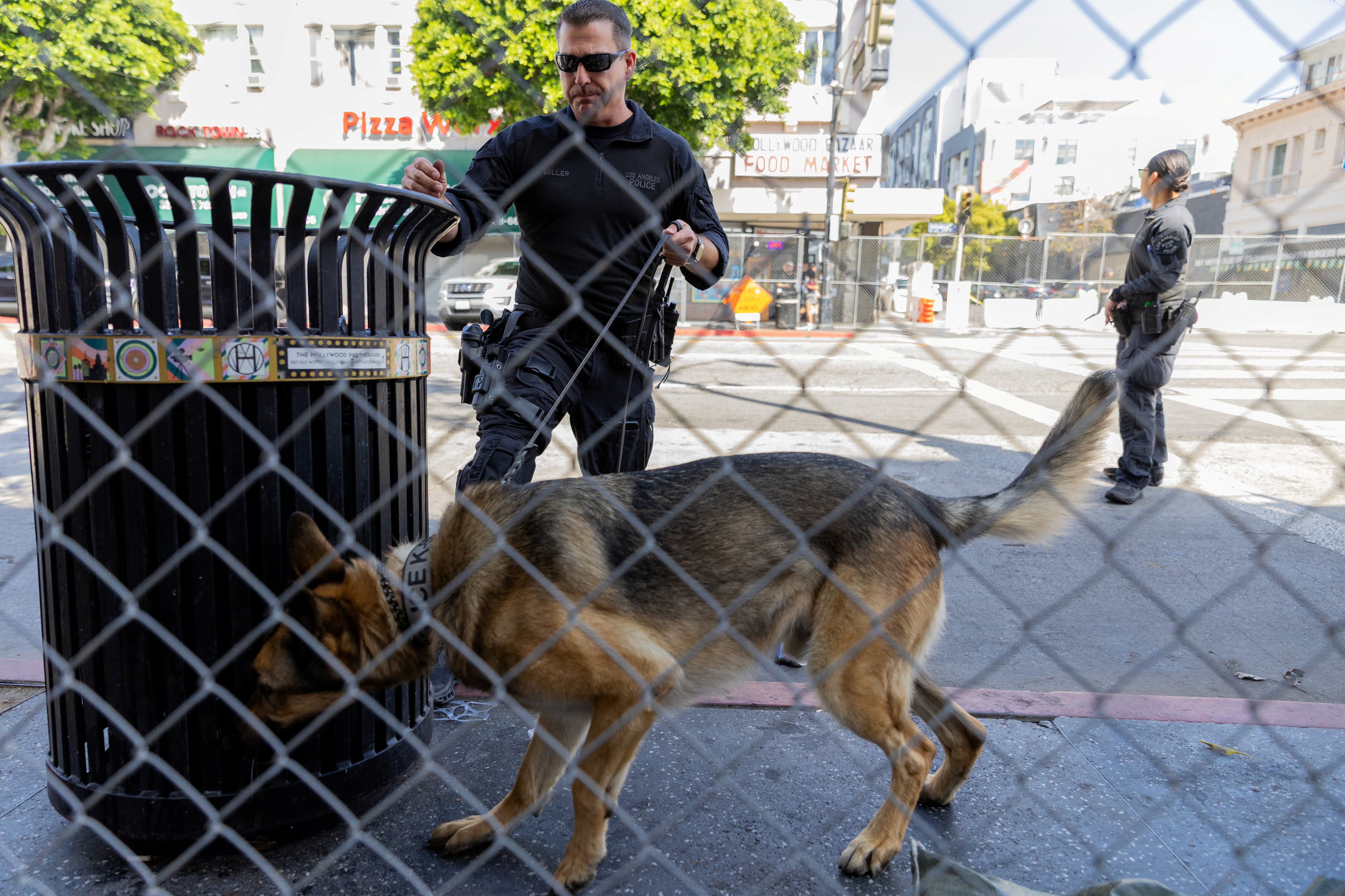 Vehículos del equipo SWAT del Departamento de Policía de Los Ángeles llegan a las afueras de la 98.ª edición de los Premios Óscar en el Teatro Dolby.