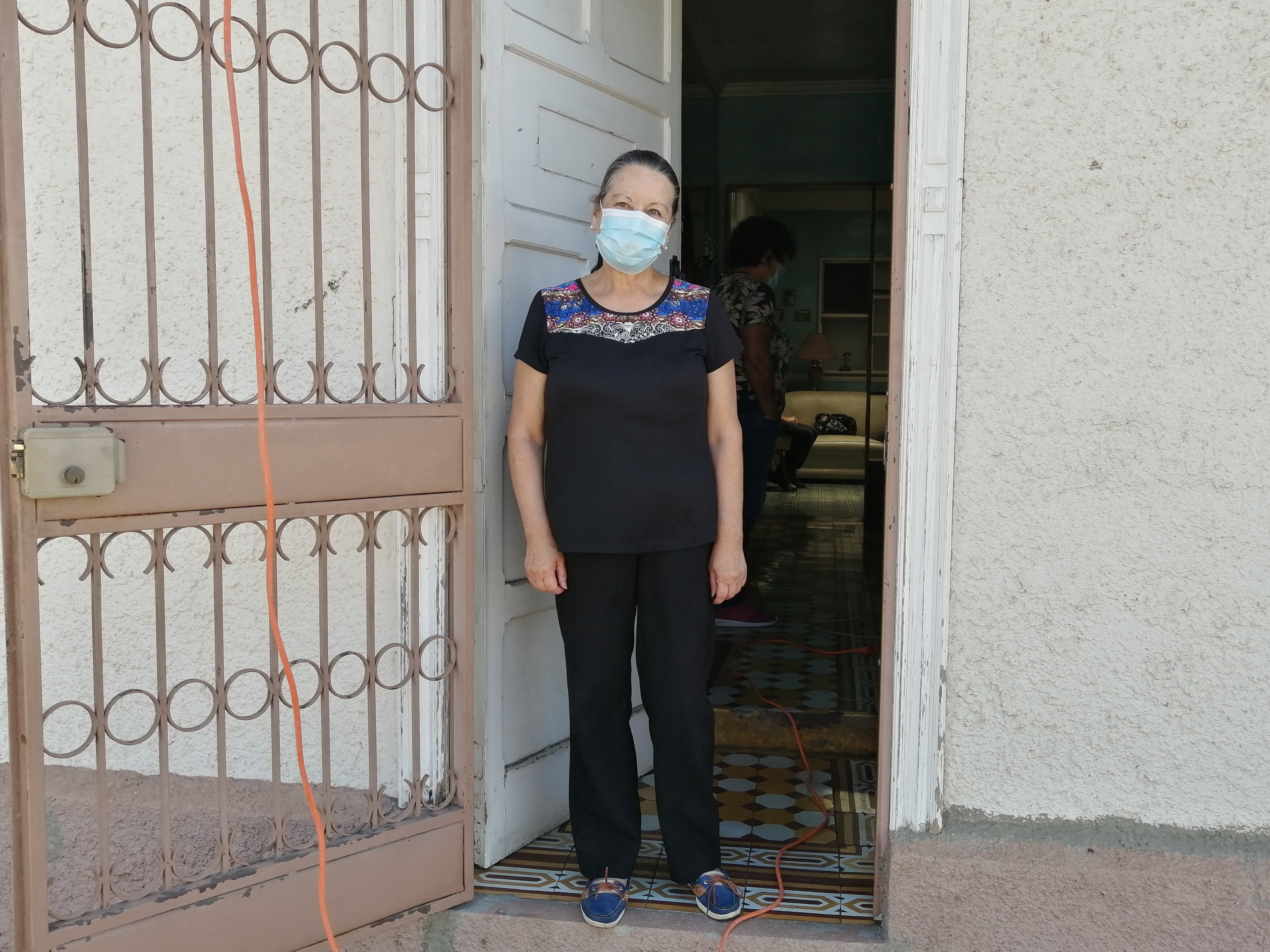 Con 72 años de edad y 52 de vivir cerca de la basílica, Ana Maroto Céspedes, dice que nunca había visto algo así y que el fenómeno la sorprendió sola. Foto:Keyna Calderón.