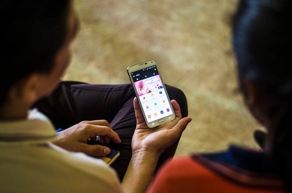 El celular es una herramienta clave para desarrollar nuevas habilidades en estos cursos. | MELISSA ROJAS.