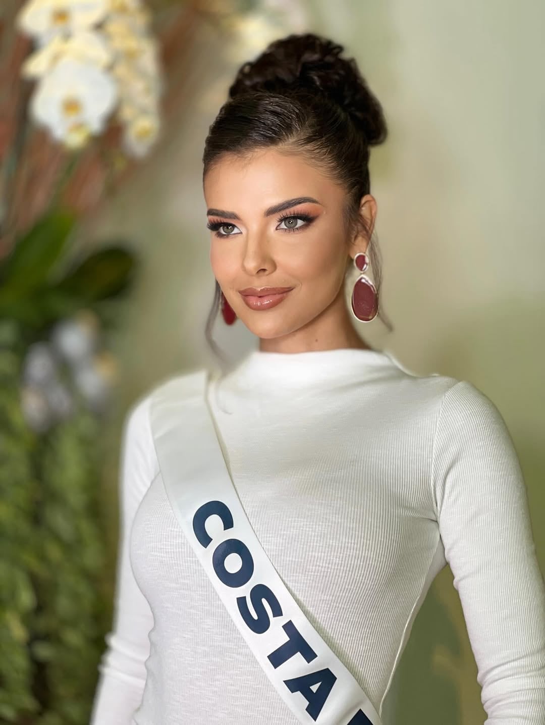 Mahyla Roth continúa deslumbrando en el Miss Universo, incluso fue escogida como uno de los mejores rostros para un patrocinador de cosméticos.