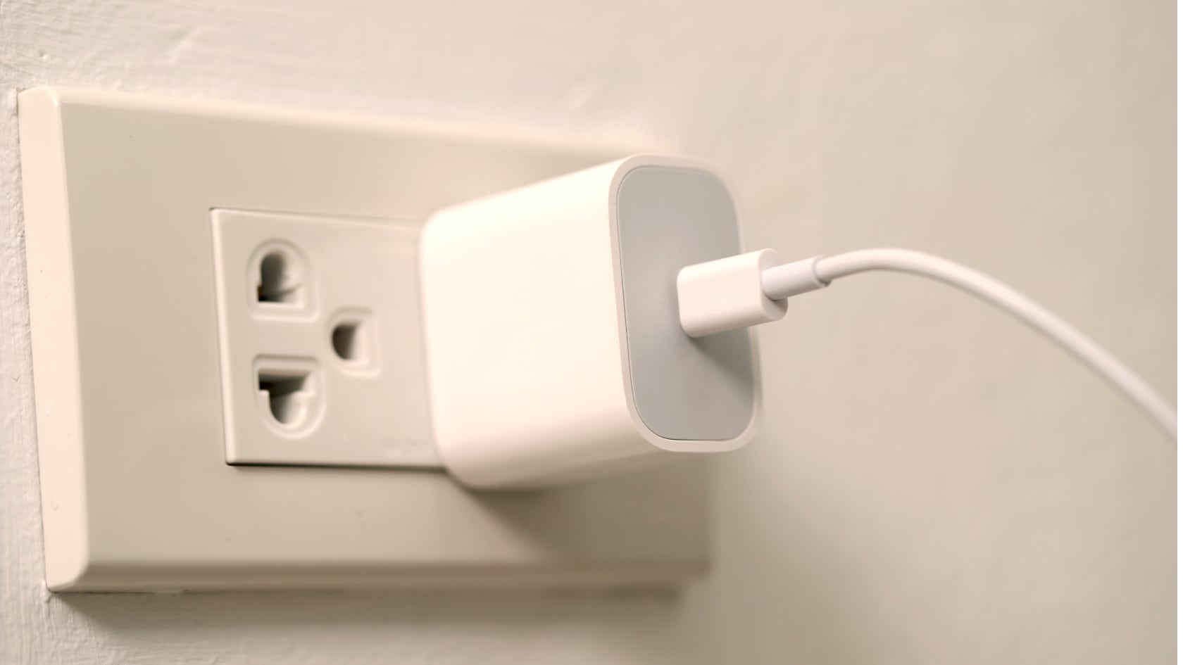 Dejar el cargador del celular enchufado parece inofensivo, pero genera consumo oculto, desgaste del dispositivo y otros efectos que pocos toman en cuenta en casa.