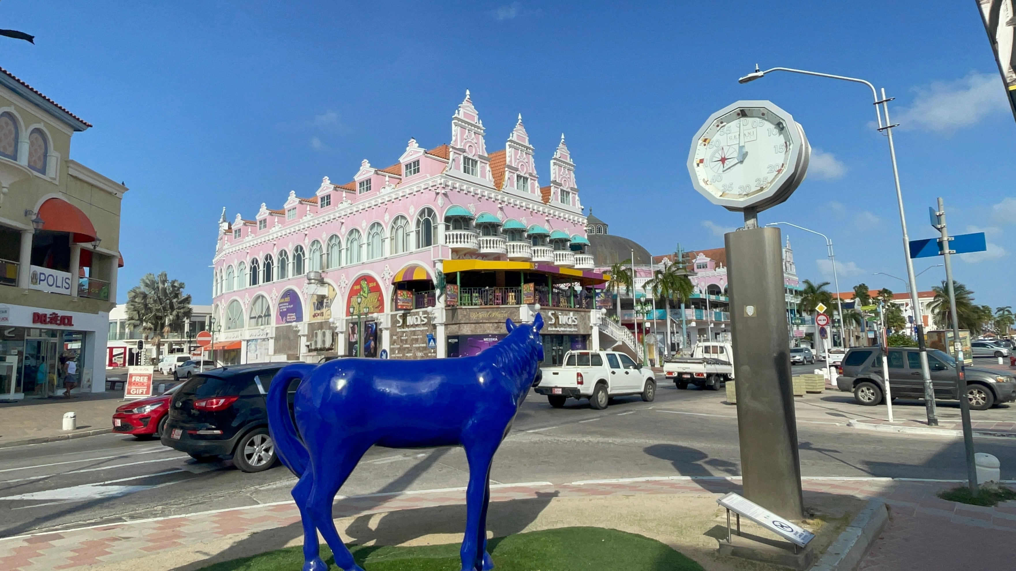 Royal Plaza es uno de los principales centros comerciales en Oranjestad, Aruba.