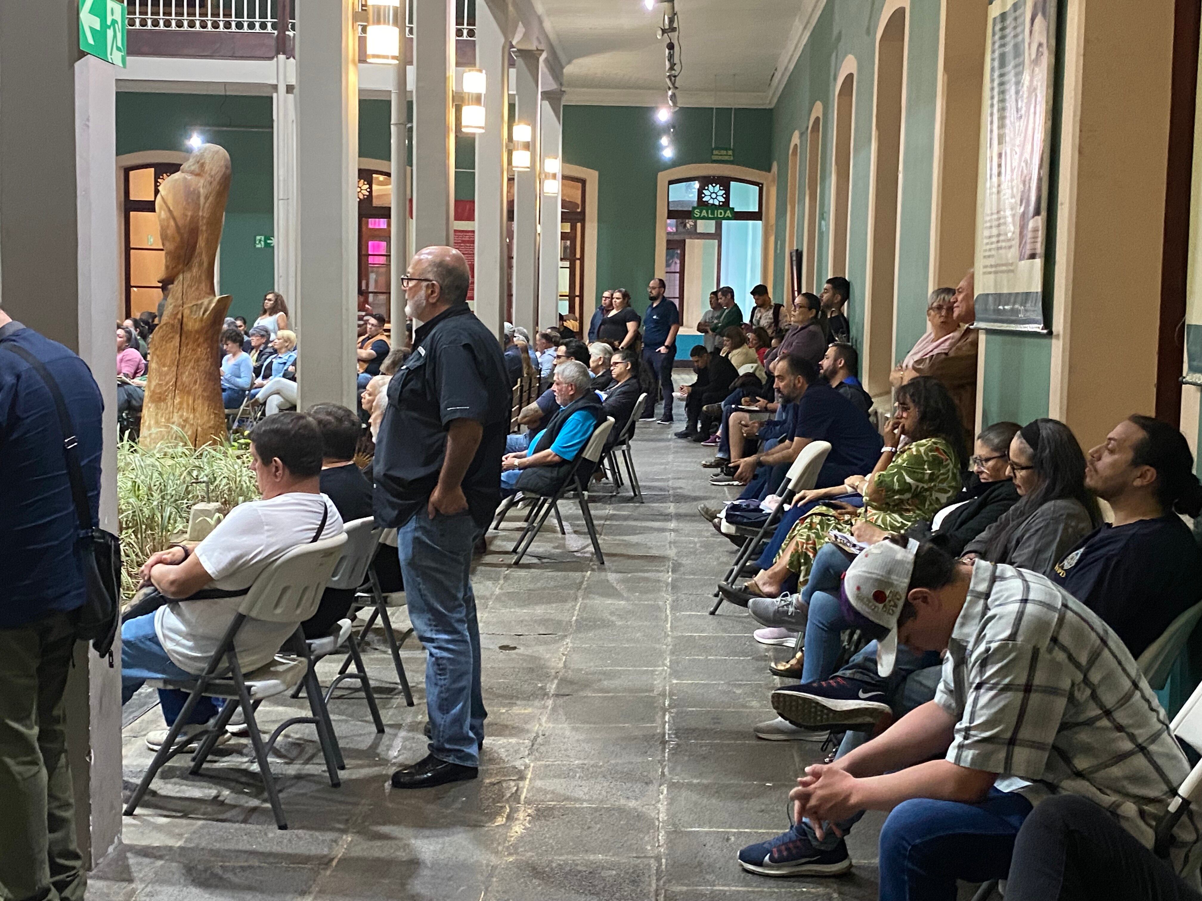 Los pasillos del Centro Cultural Omar Dengo, en Heredia, se llenaron de vecinos interesados en los detalles de la construcción de un bulevar en el centro histórico del cantón.