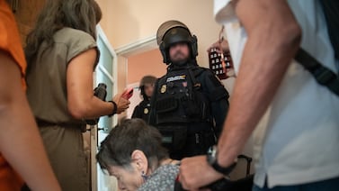 Desalojo de una madrileña de 87 años desata la indignación en España, en plena crisis de vivienda