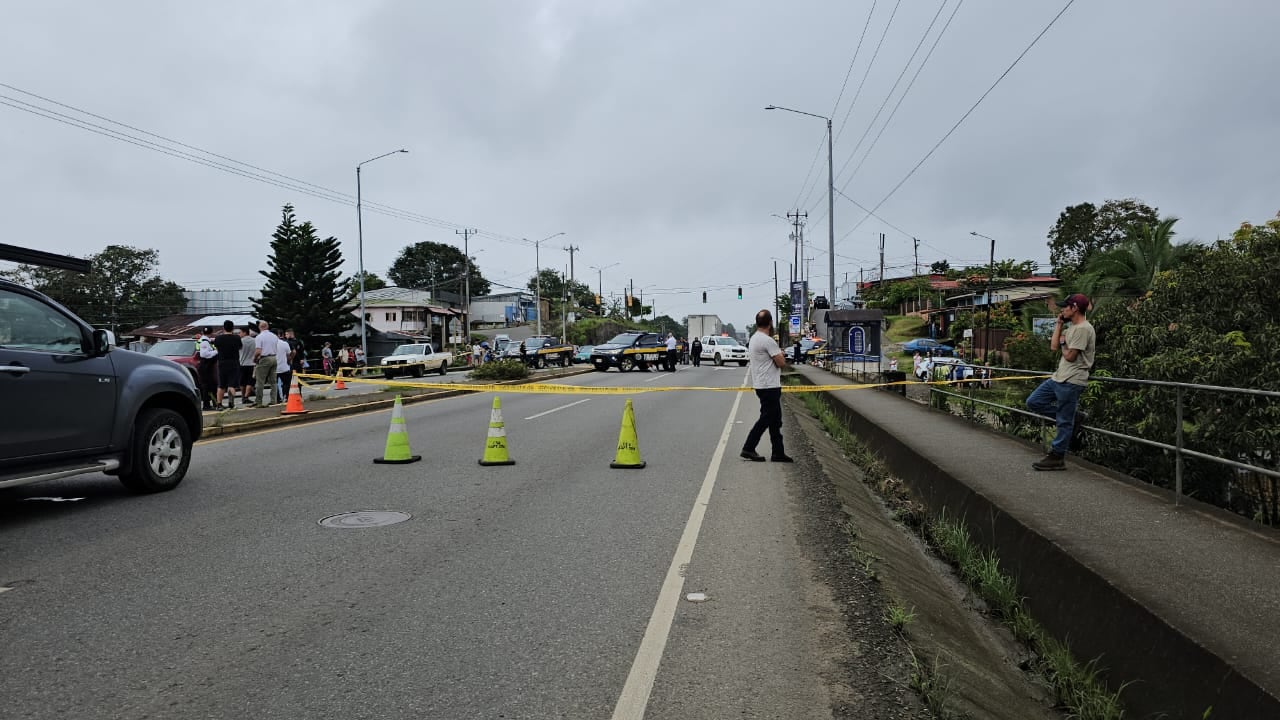 La Interamericana Sur estuvo cerrada varias horas debido al accidente este sábado. Foto: Mario Cordero.