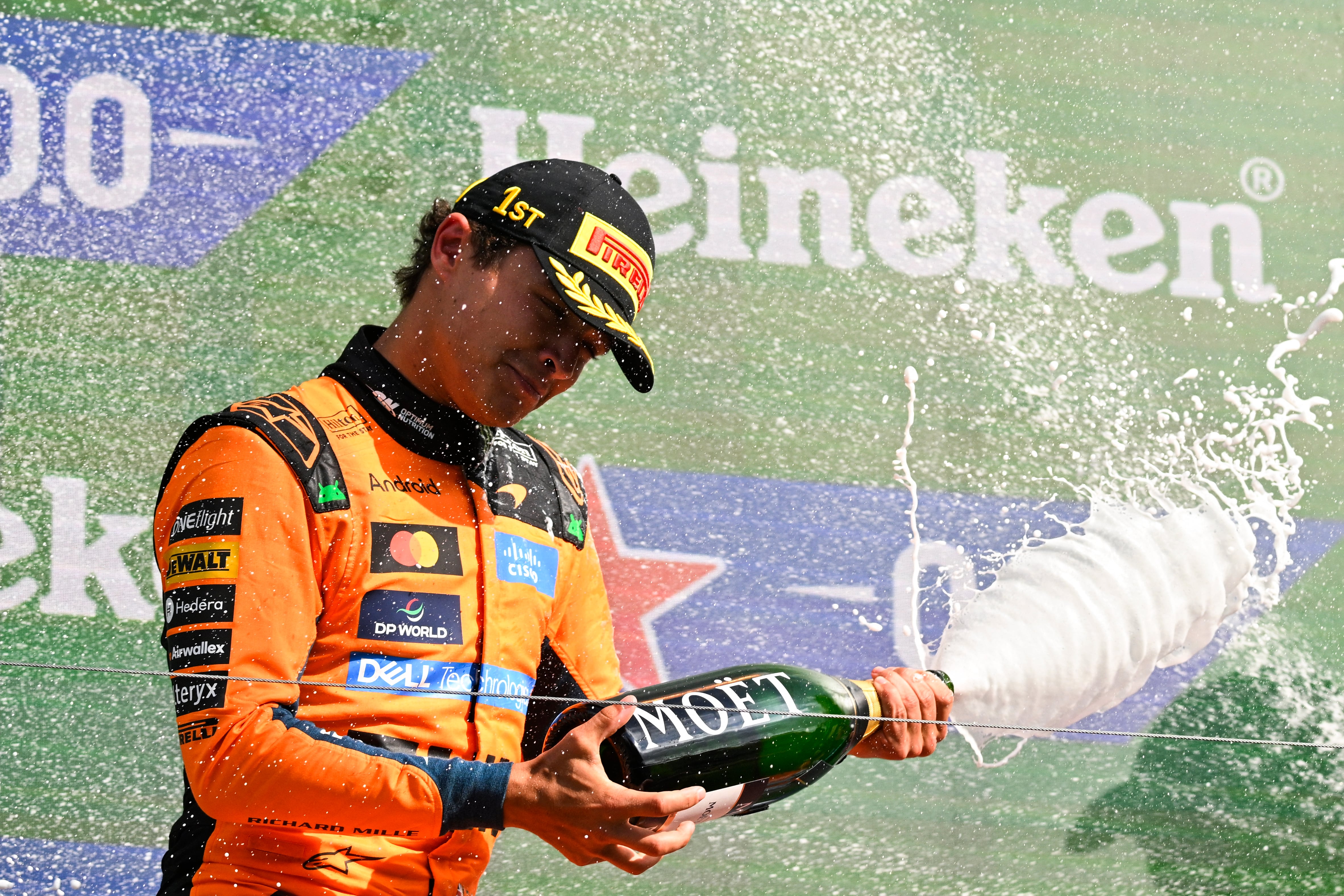 El piloto británico de McLaren, Lando Norris, celebra con la tradicional botella tras imponerse en el Gran Premio de Países Bajos, este 23 de agosto.