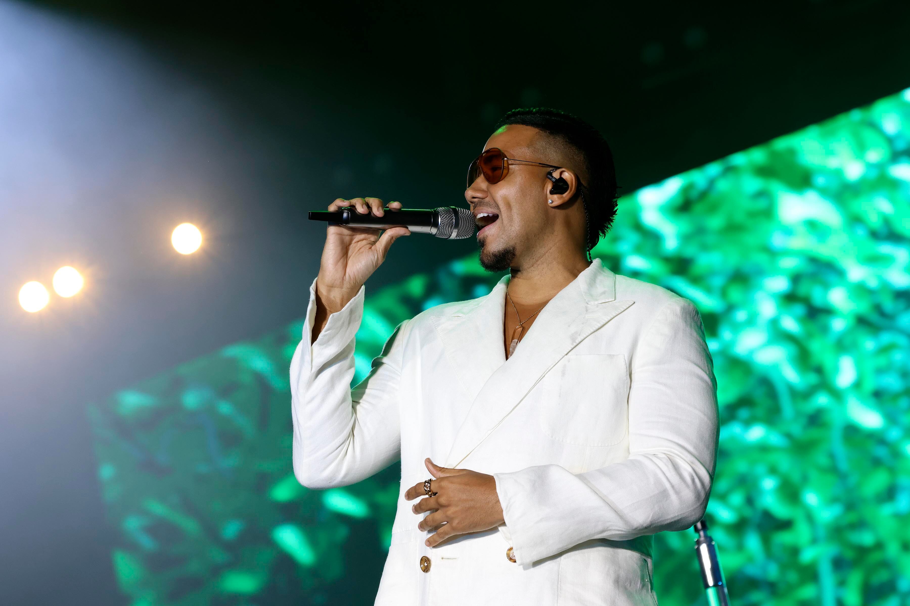 Aventura y Romeo Santos