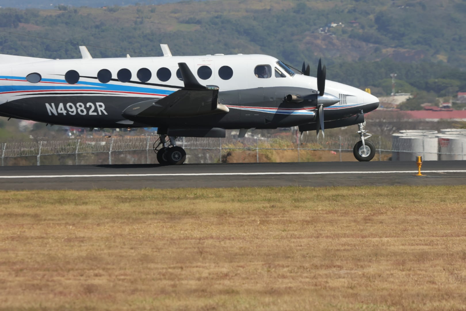 Despegue del avión que lleva a los extraditables Celso Gamboa y Edwin López, alias Pecho de Rata, hacia Estados Unidos.