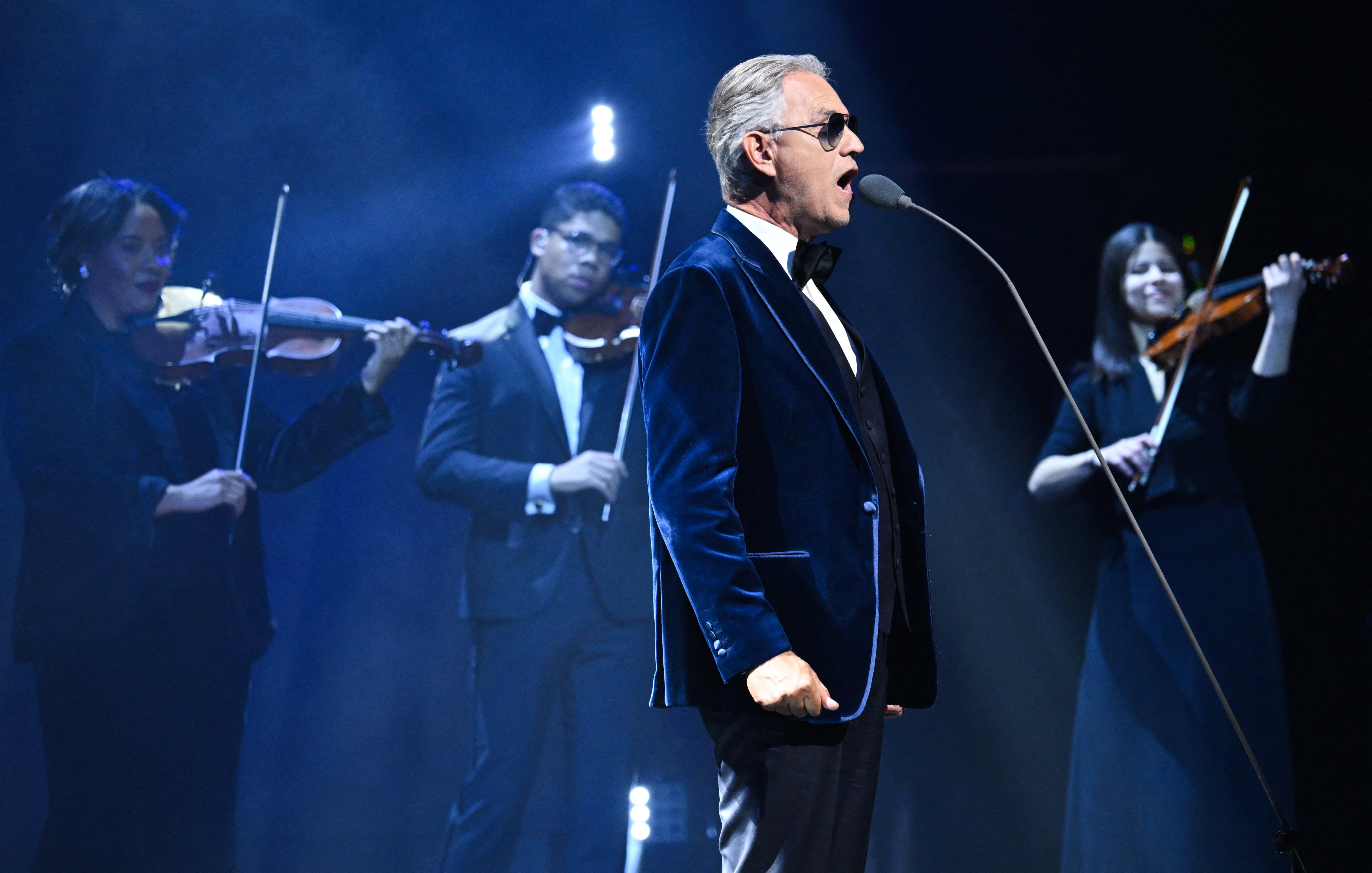 El tenor italiano Andrea Bocelli se presenta en el Kennedy Center de Washington, al inicio del sorteo del Mundial 2026.