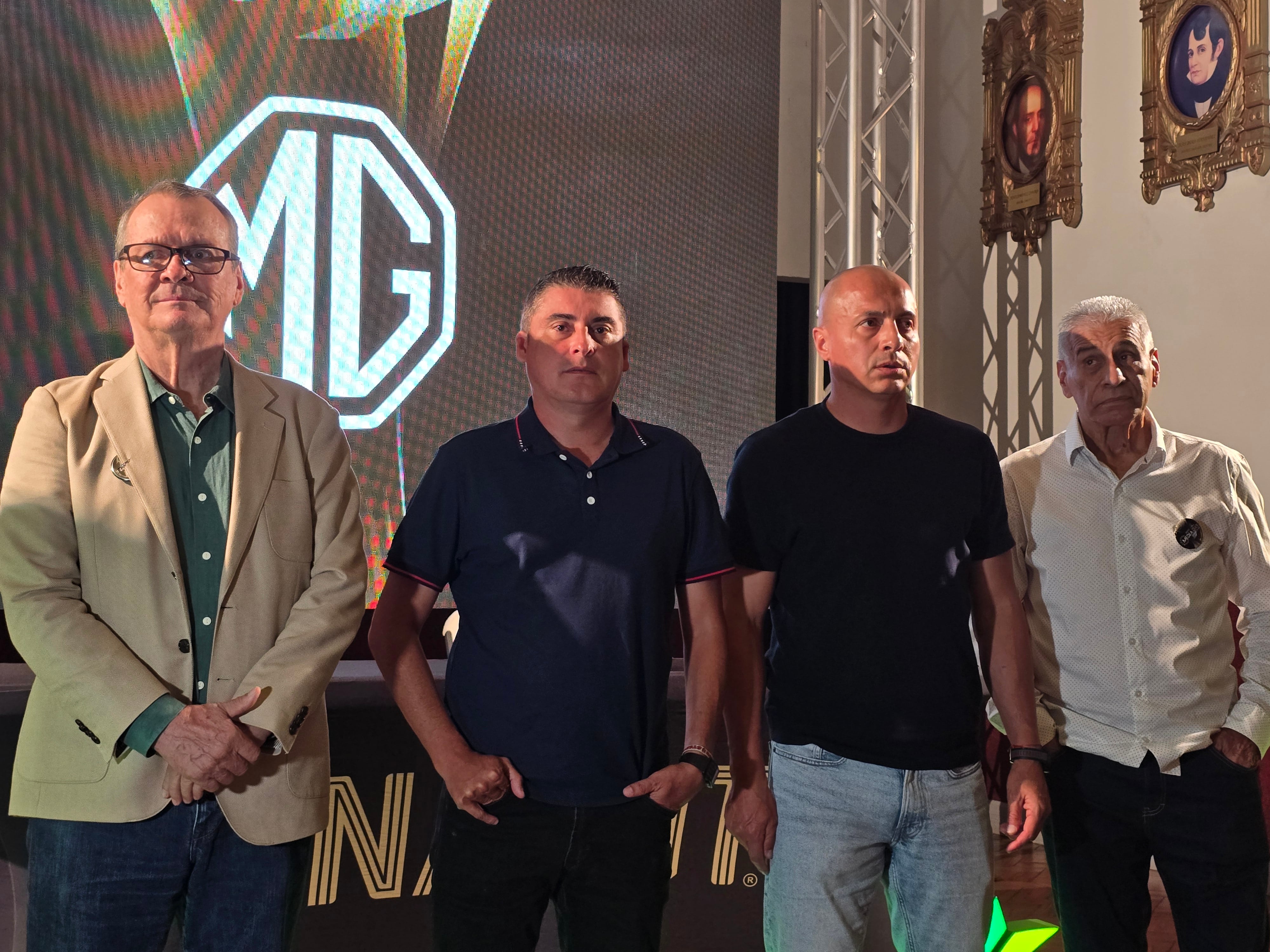 Víctor 'Macho' Acuña y Carlos Castro se sienten convencidos de que Liga Deportiva Alajuelense será campeón.