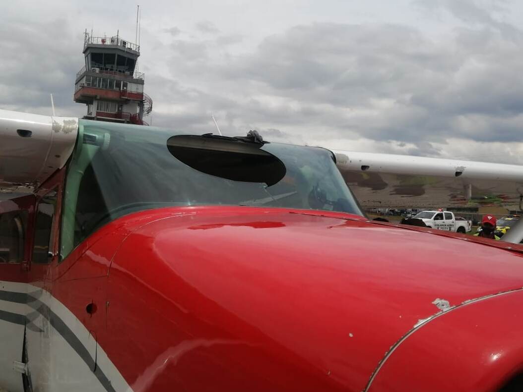 Tres pasajeros sufrieron golpes de consideración cuando un zopilote impactó una avioneta al momento del aterrizaje. Fotos cortesía de Bomberos.