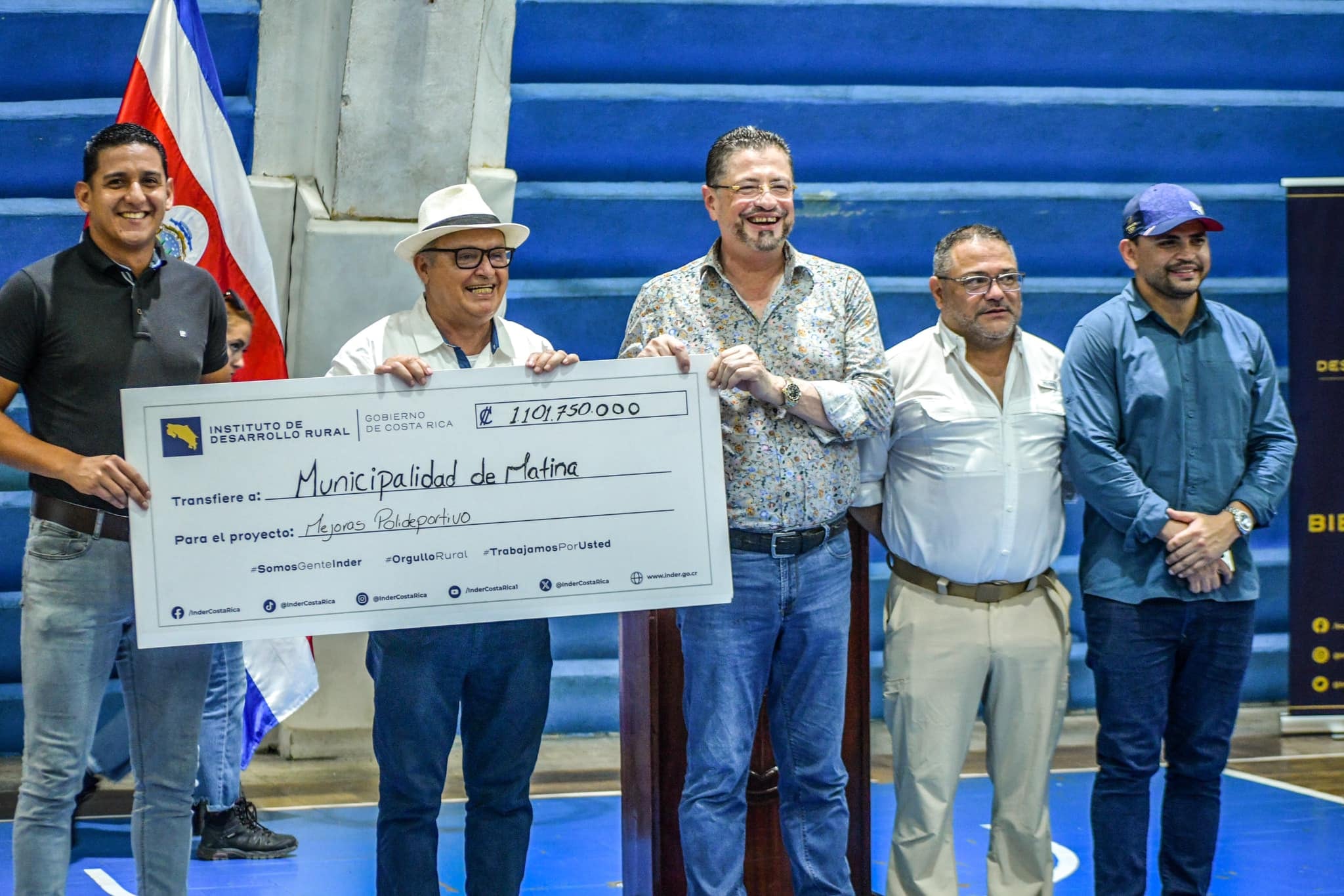 El alcalde de Matina, Wálter Céspedes (con sombrero), ha sido elogiado por el presidente Rodrigo Chaves por su labor al frente del gobierno local del cantón limonense.